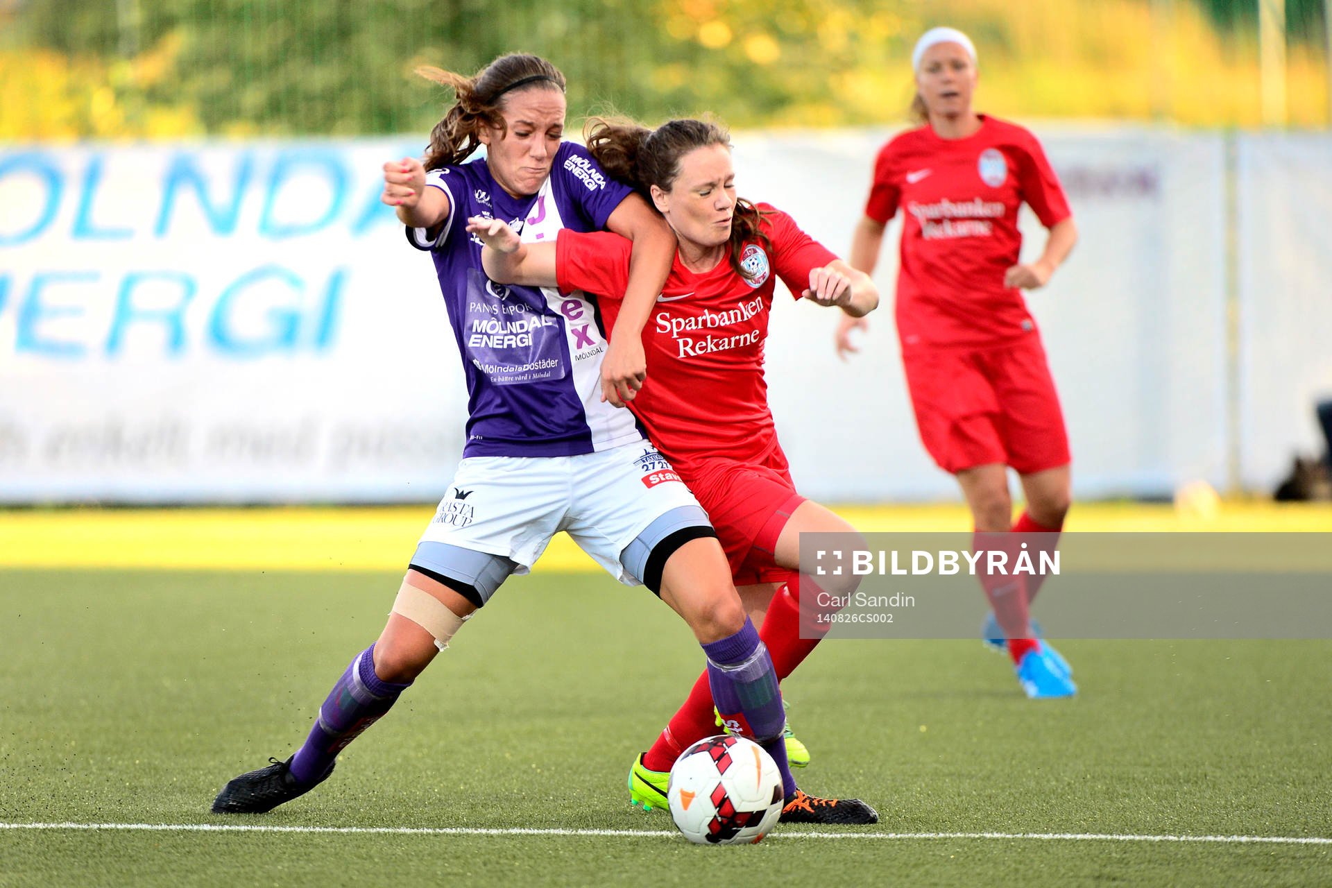 Jitex Anna Oscarsson och Eskilstunas Allysha Chapman i kamp