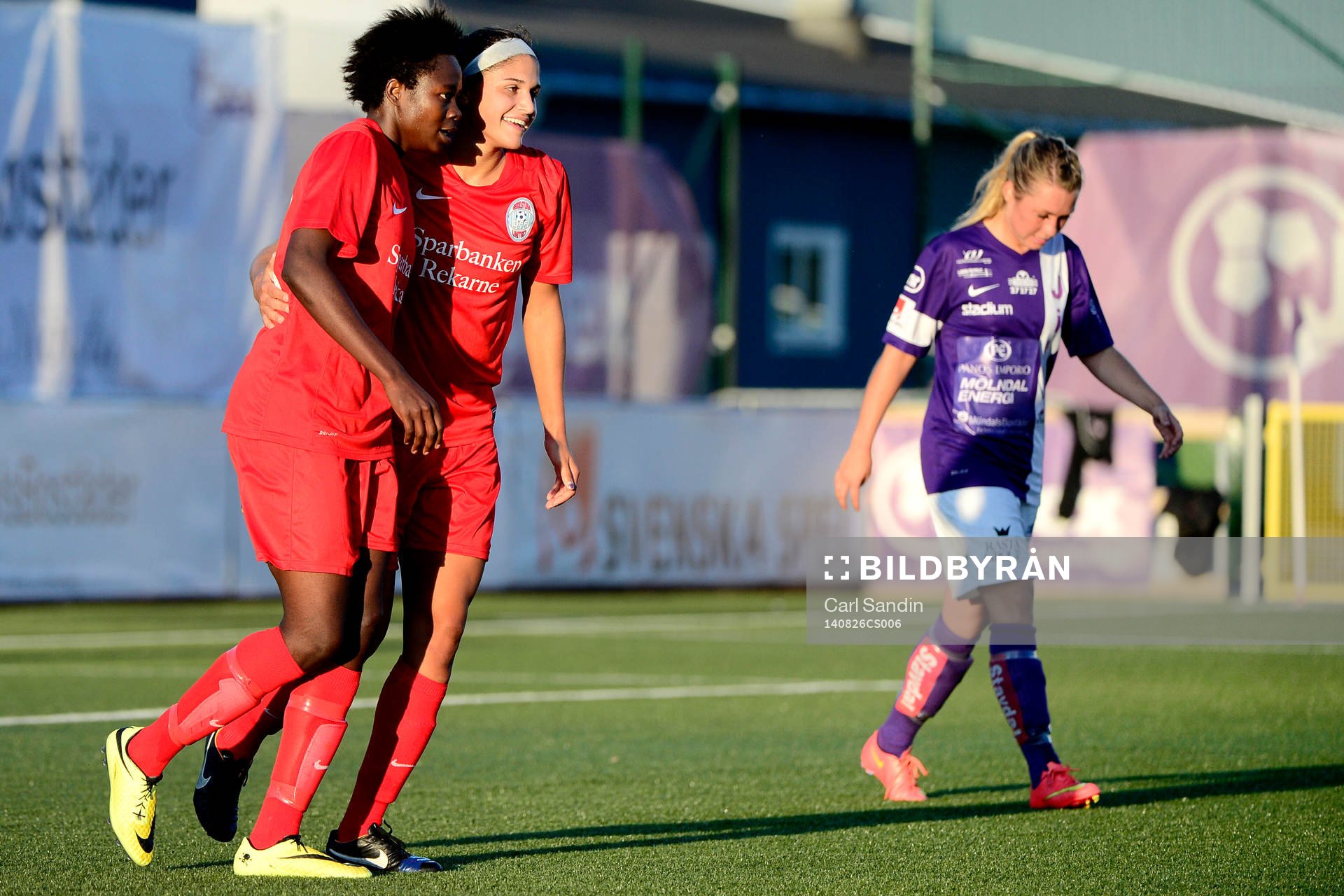 Eskilstunas Gaelle Enganamouit jublar med Kimberly DeCesare