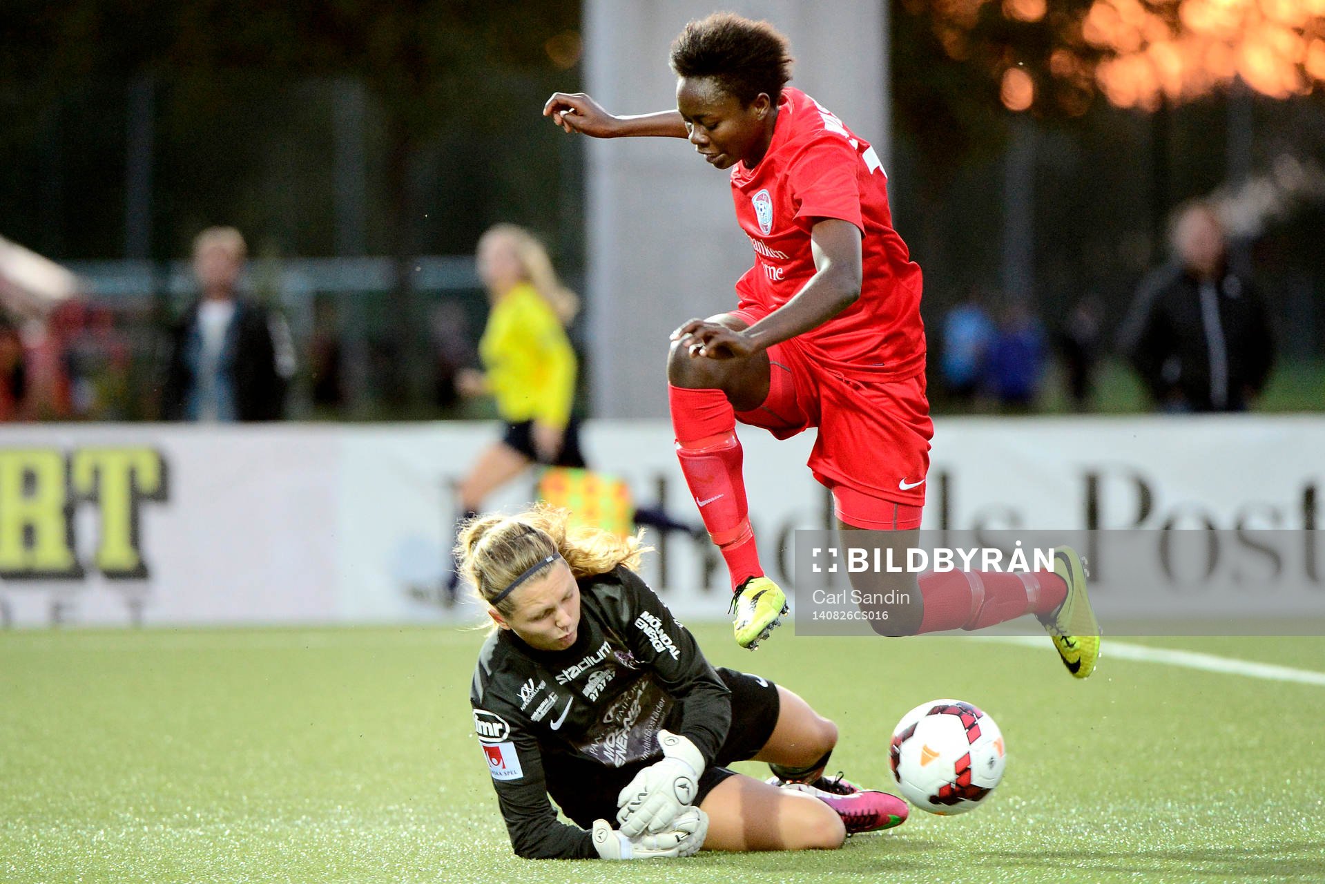 Jitex målvakt Jennifer Falk räddar ett friläge från