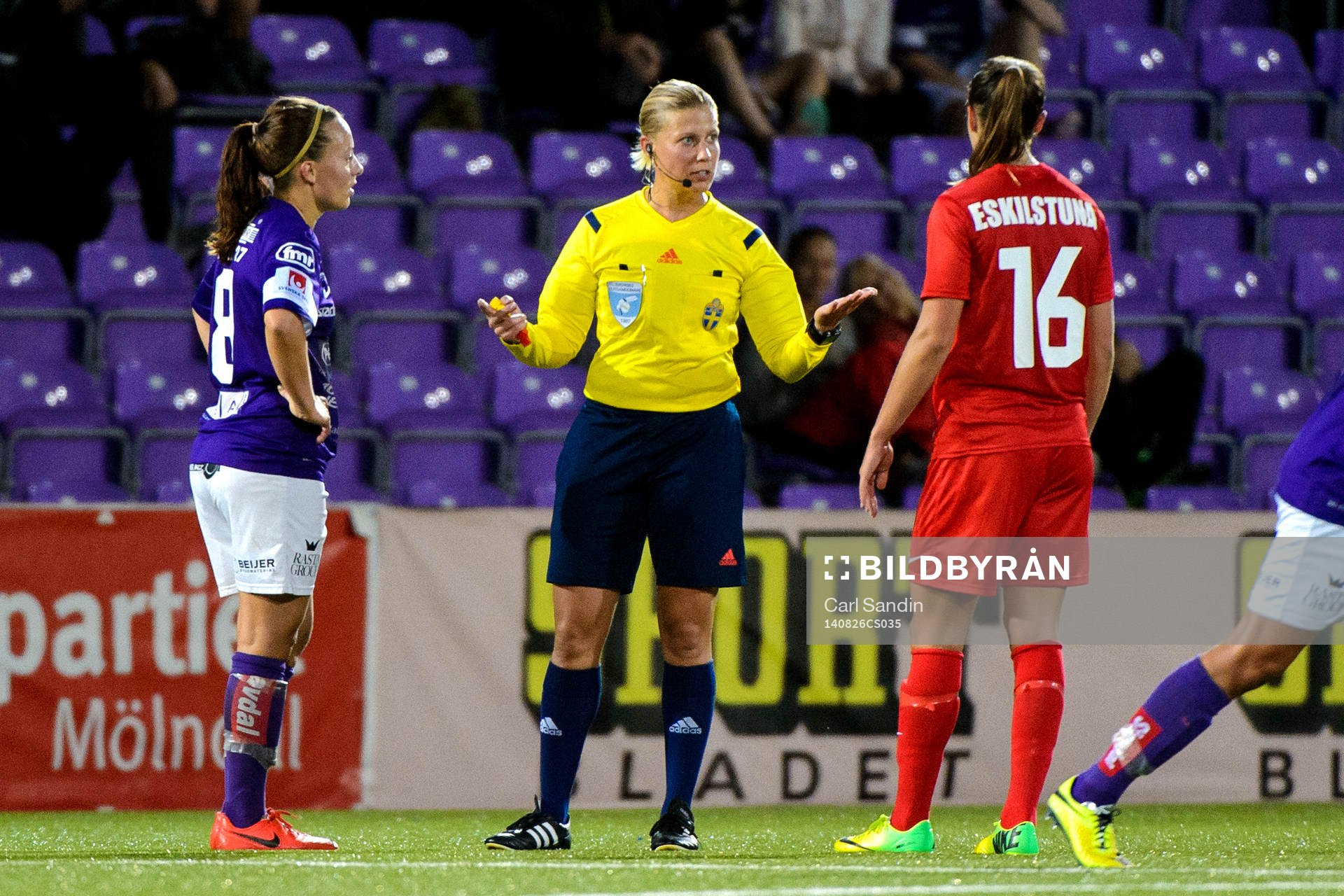 Domare Sandra Fogelberg pratar med Jitex Linn Andersson och