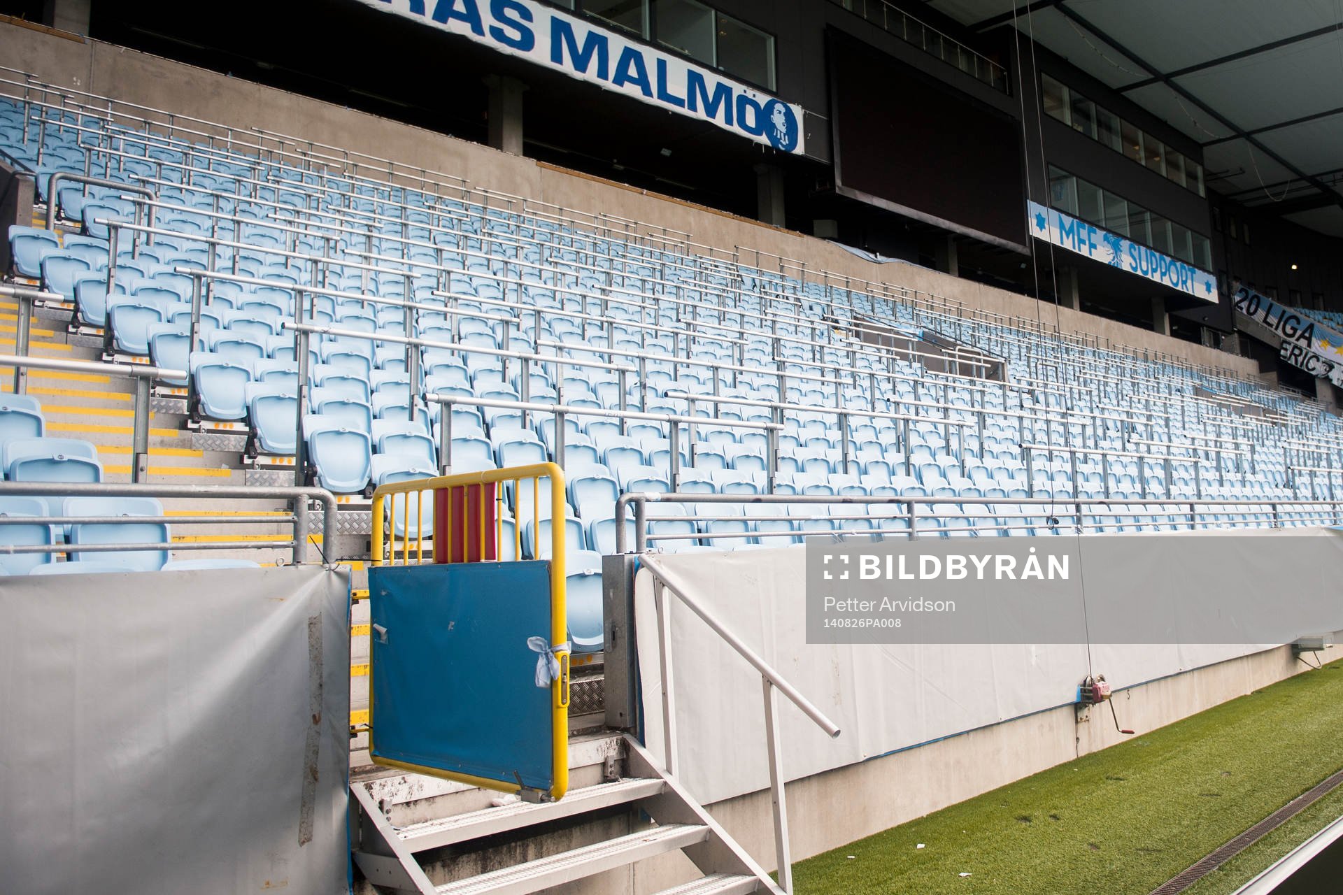 Stolar monterade på ståplats på Swedbank Stadion