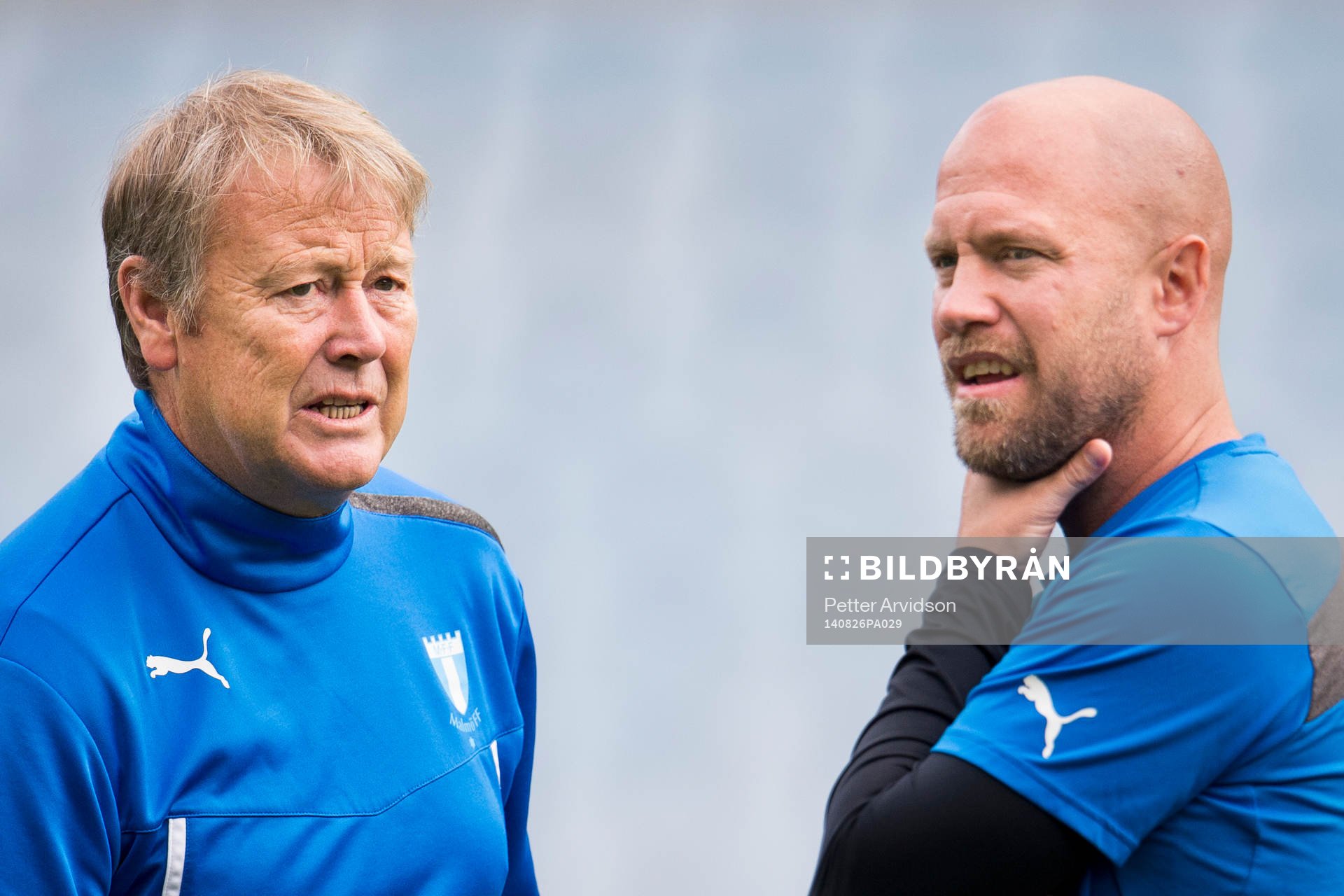 Malmö FFs tränare Åge Hareide i samtal med assisterande