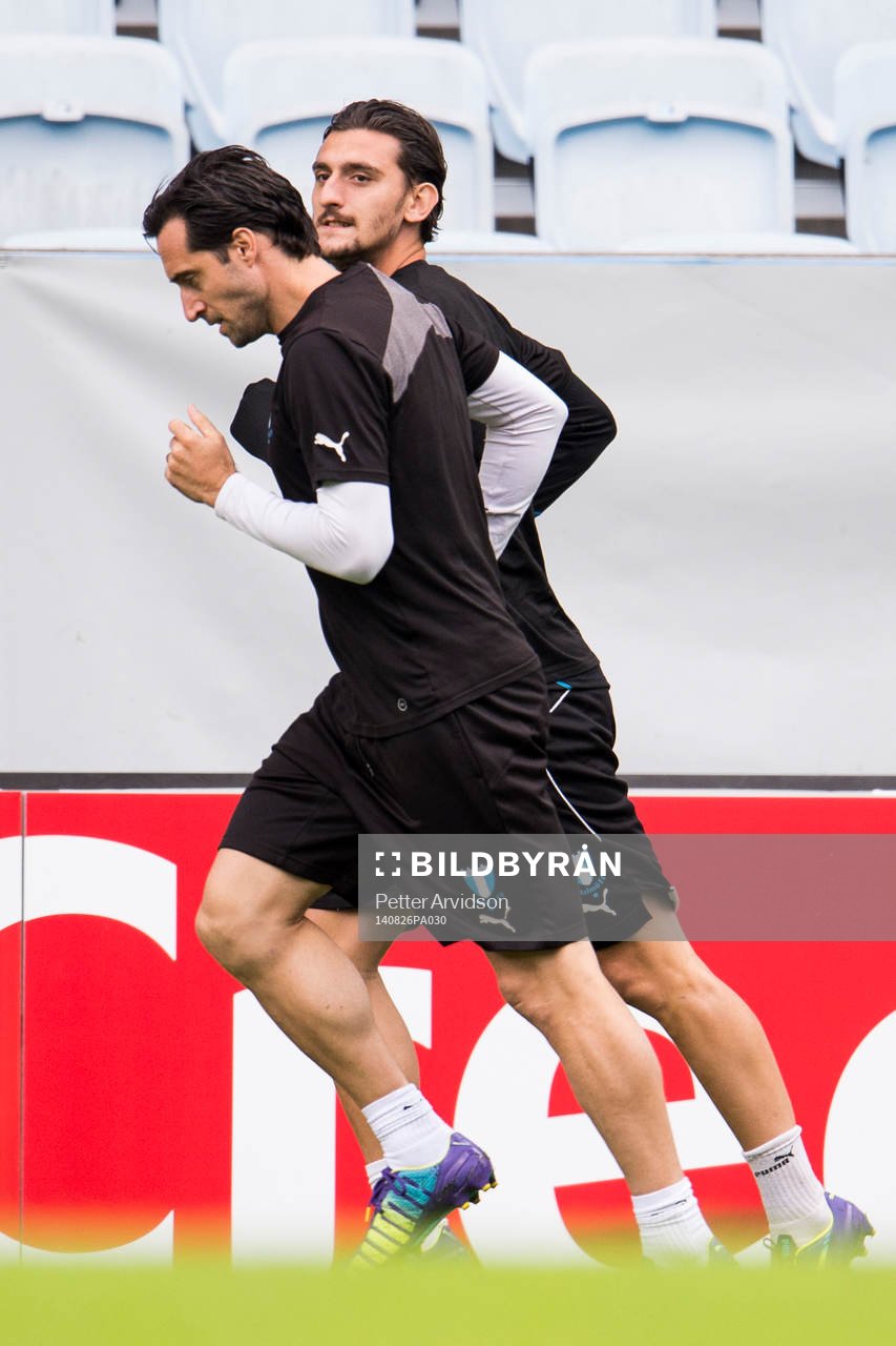 Malmö FFs Matias Concha och Agon Mehmeti joggar