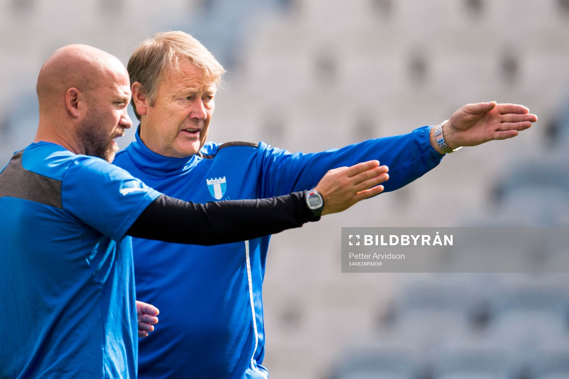 Malmö FFs tränare Åge Hareide och assisterande tränare Olof Persson pekar under en träning inför matchen i kvalet till Champions League mellan Malmö FF och Red Bull Salzburg den 26 augusti 2014 i Malmö.