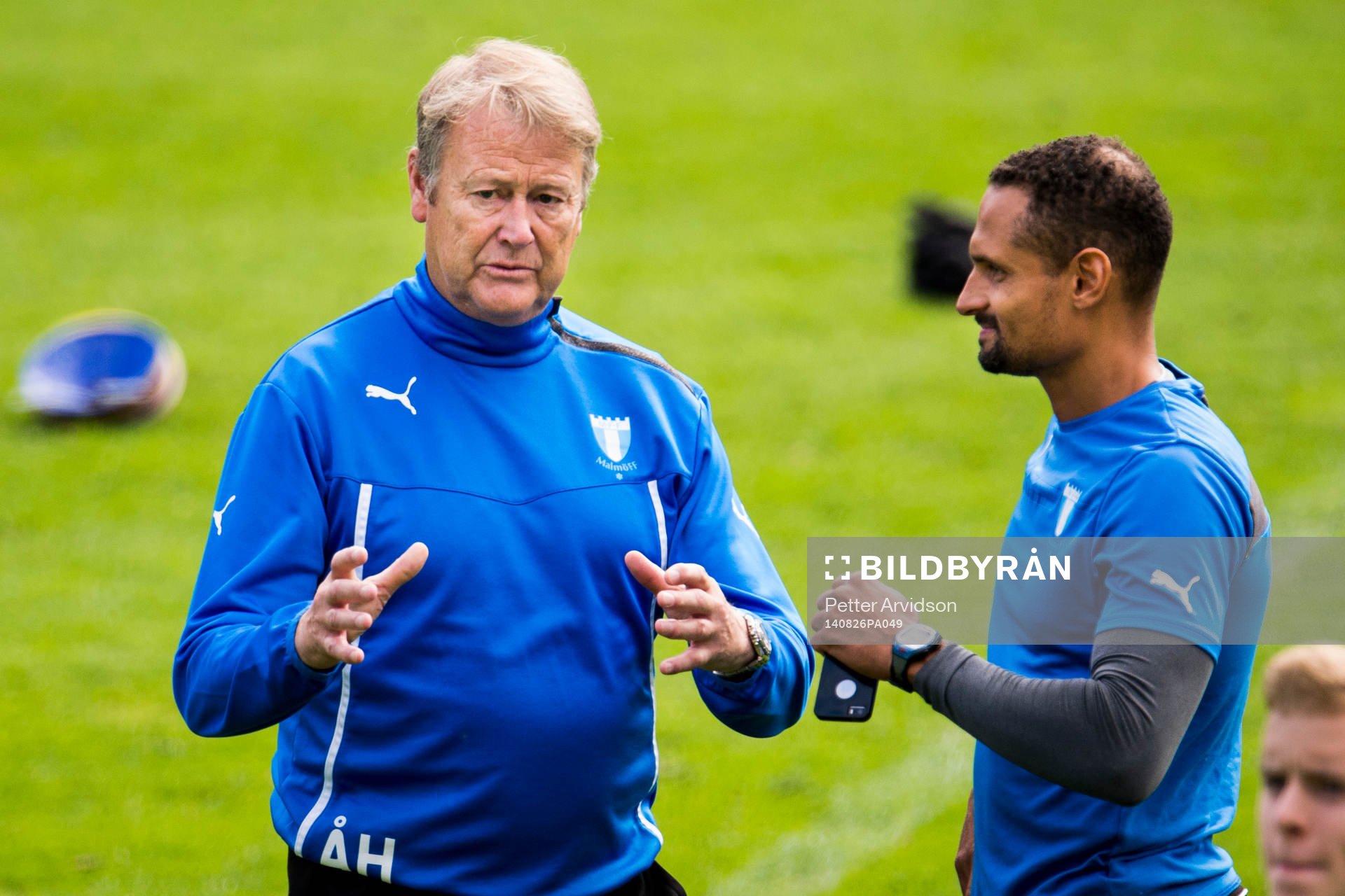Malmö FFs tränare Åge Hareide i samtal med naprapat