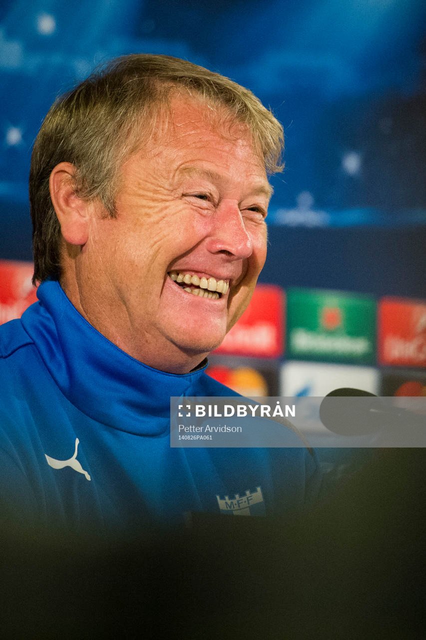 Malmö FFs tränare Åge Hareide skrattar