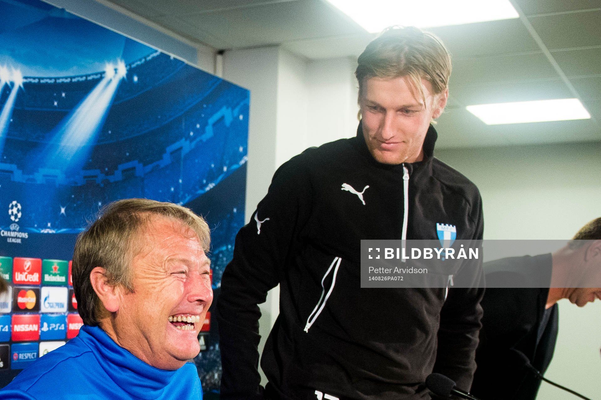 Malmö FFs tränare Åge Hareide skrattar och Emil Forsberg