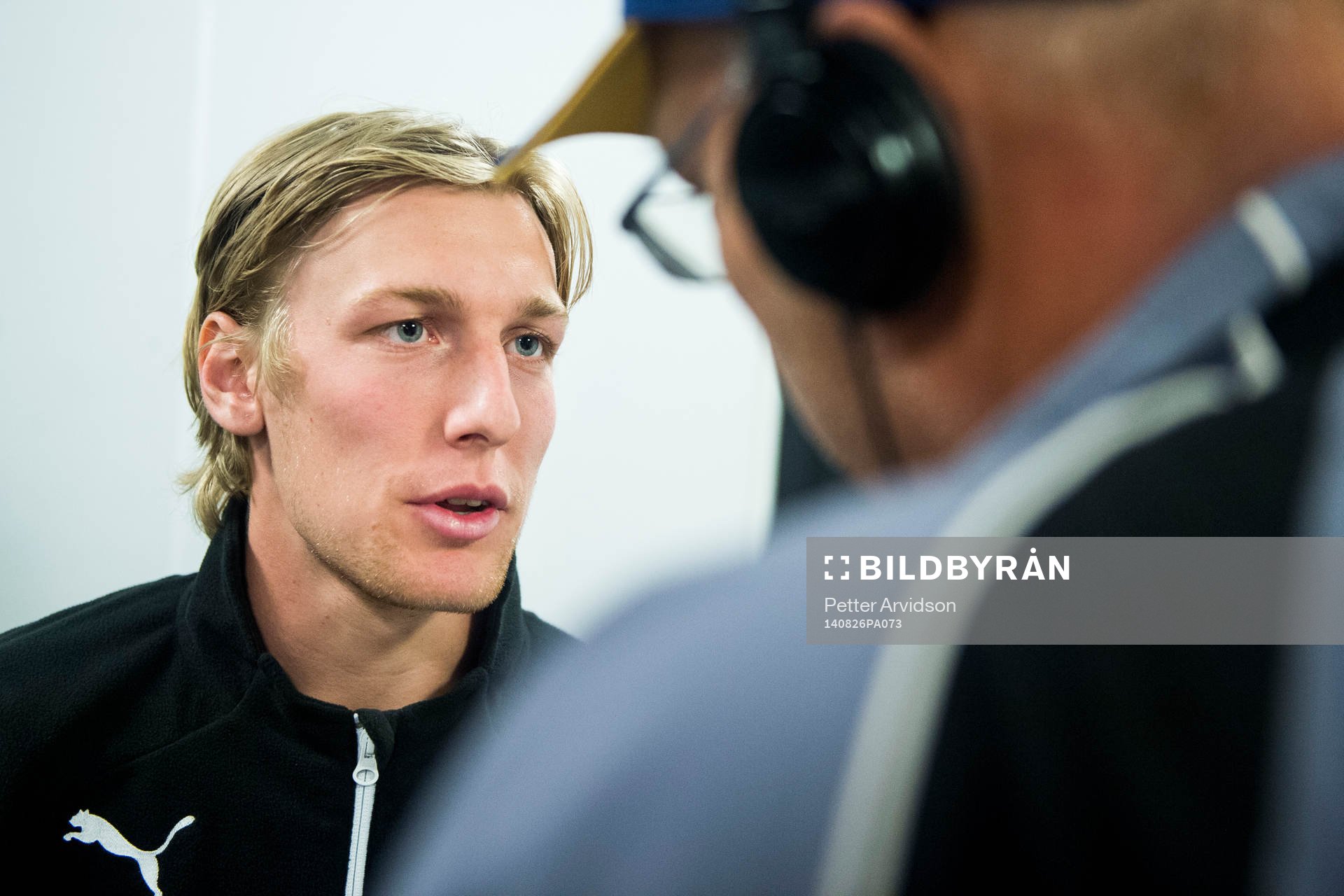 Malmö FFs Emil Forsberg blir intervjuad