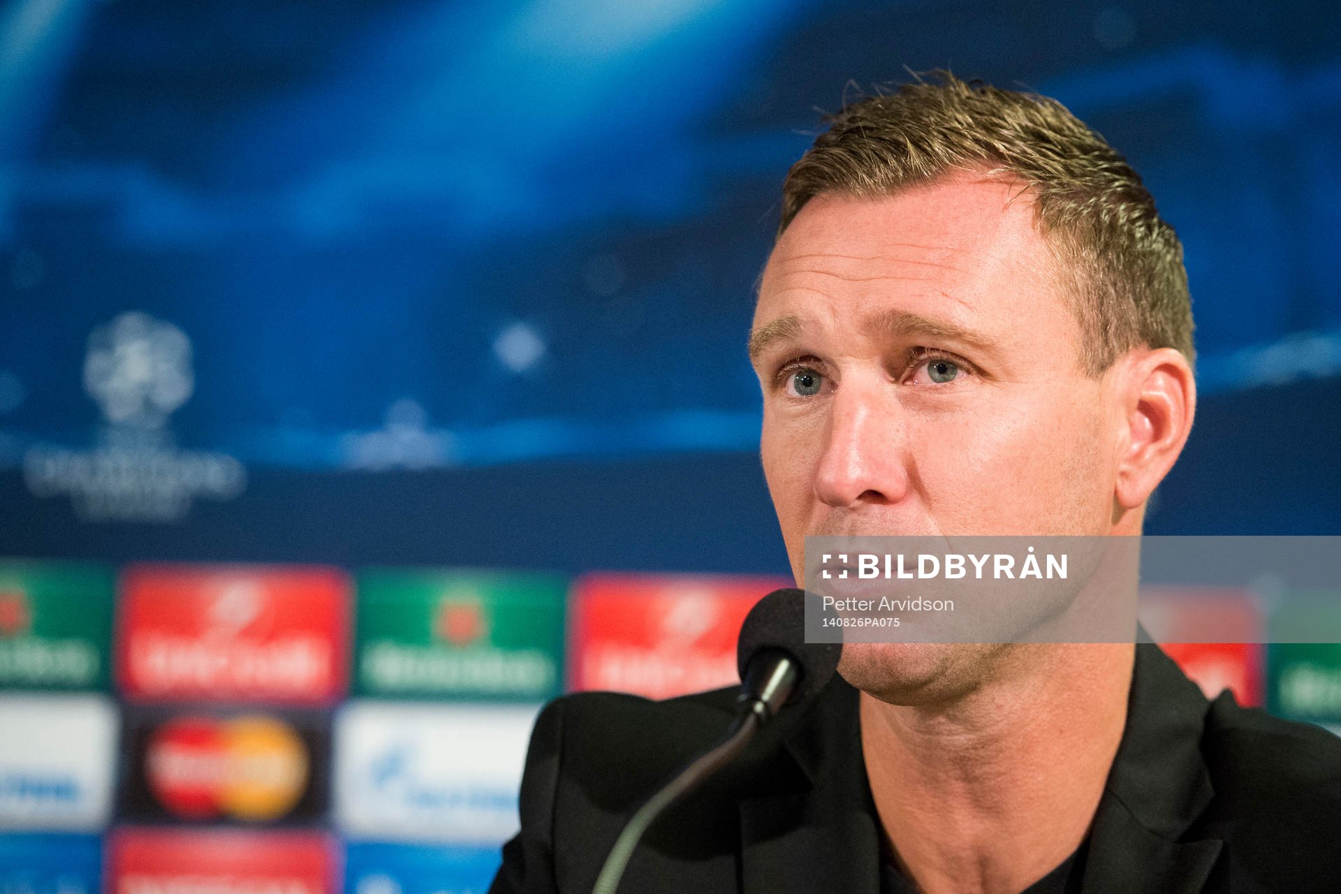Före detta Malmö FF spelaren Niklas Skoog agerar översättare under en presskonferens inför matchen i kvalet till Champions League mellan Malmö FF och Red Bull Salzburg den 26 augusti 2014 i Malmö.