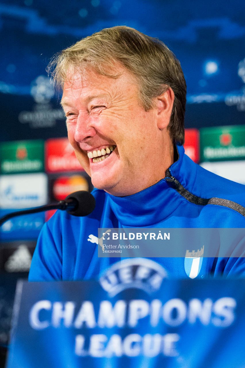 Malmö FFs tränare Åge Hareide skrattar