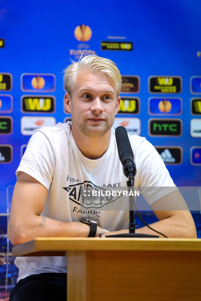 Elfsborgs Johan Larsson på en presskonferens inför playoff-matchen till Europa League den 27 augusti 2014 i Vila do Conde, Portugal.