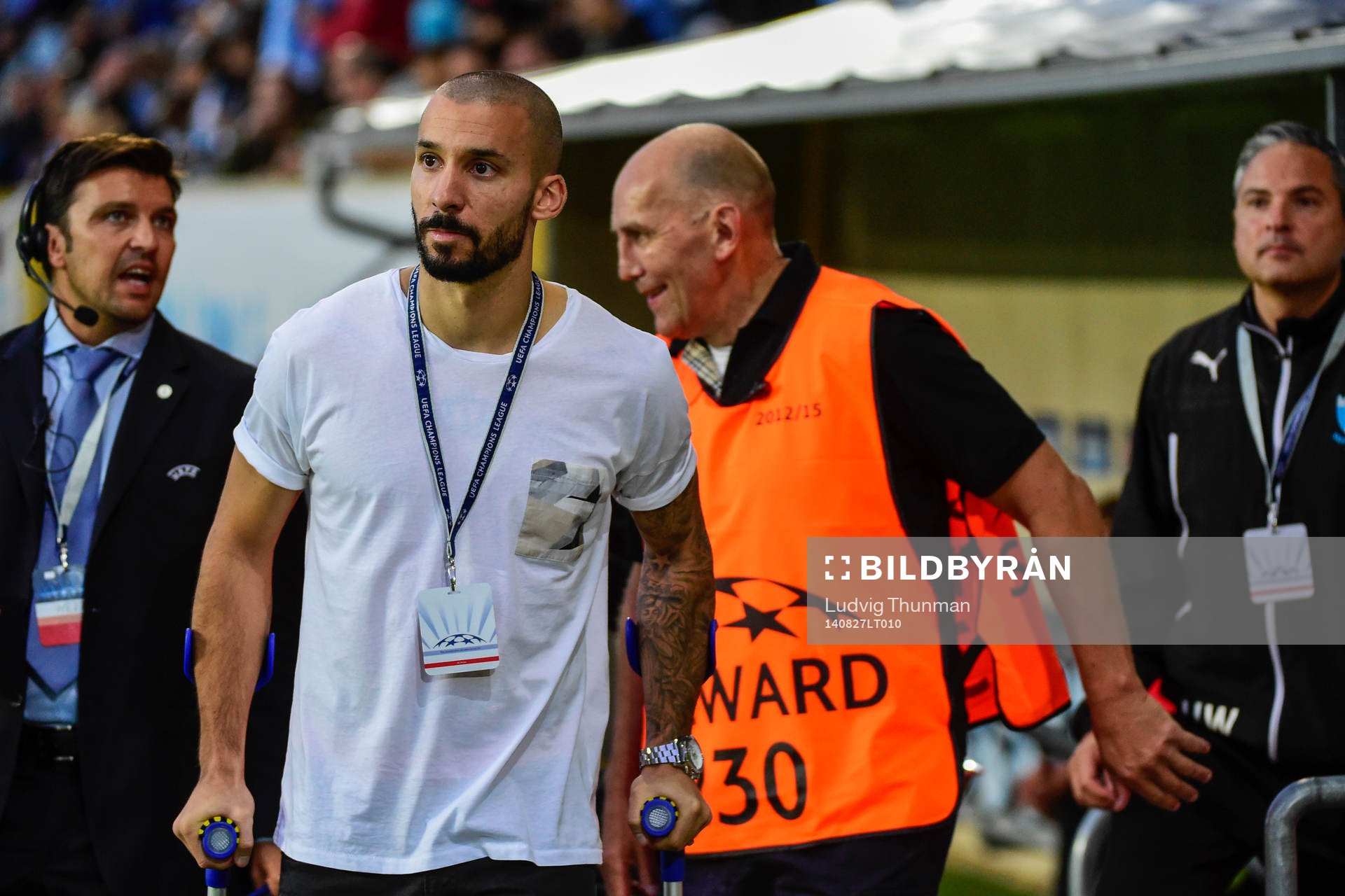 Malmö FFs Guillermo Molins på kryckor innan kvalmatchen i