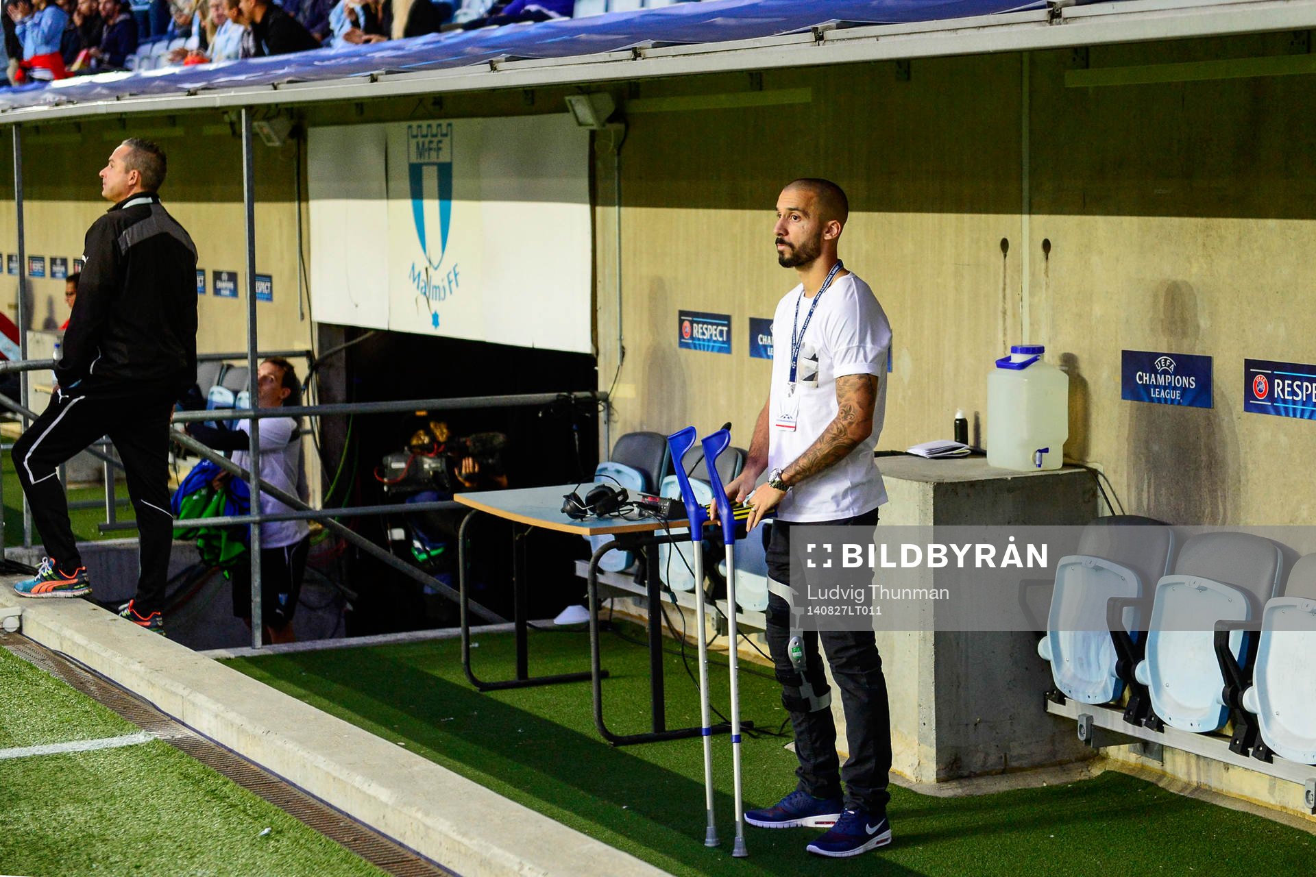 Malmö FFs Guillermo Molins på kryckor innan kvalmatchen i