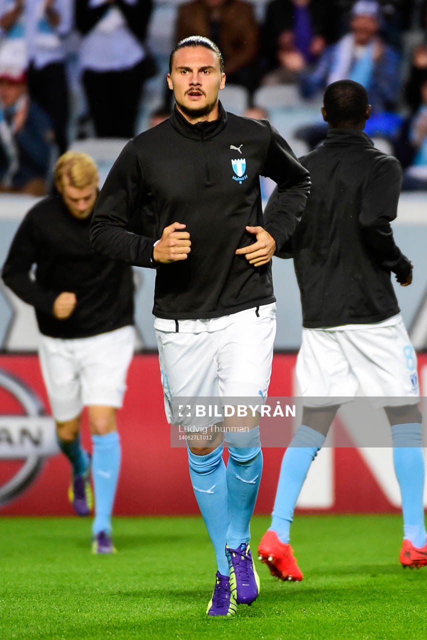 Malmö FFs Erik Johansson på kryckor innan kvalmatchen i
