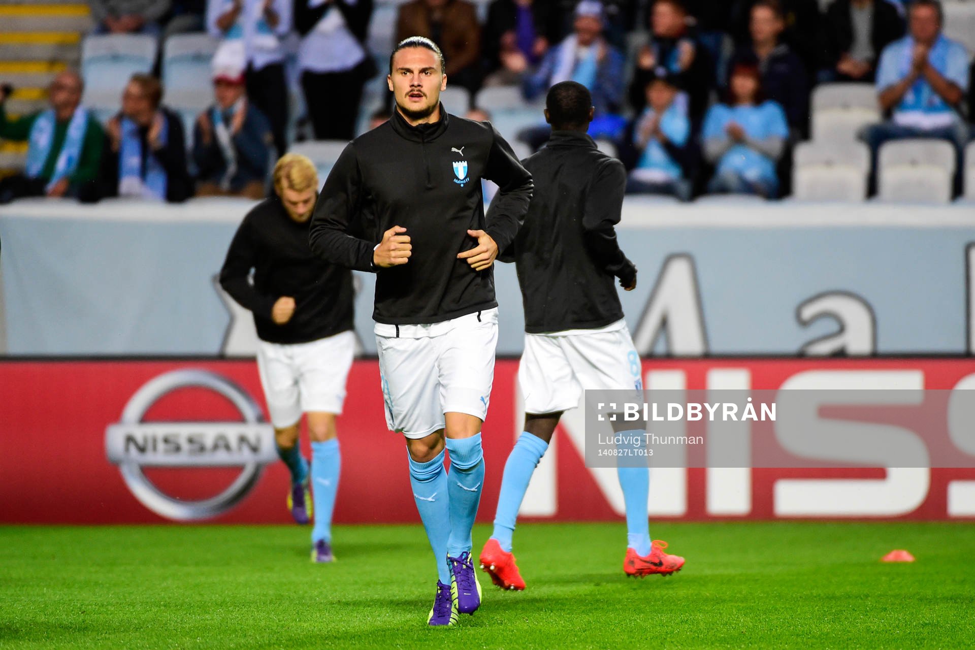 Malmö FFs Erik Johansson på kryckor innan kvalmatchen i