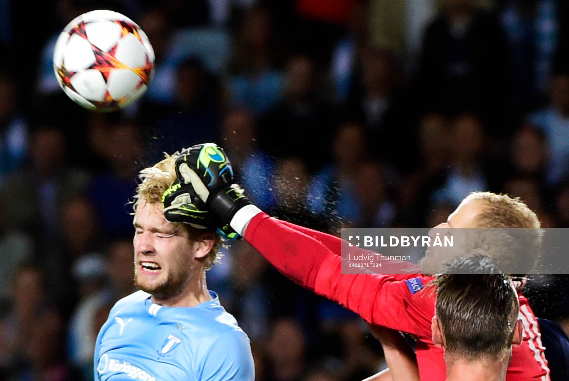 Malmö FFs Filip Helander och Salzburgs målvakt Péter