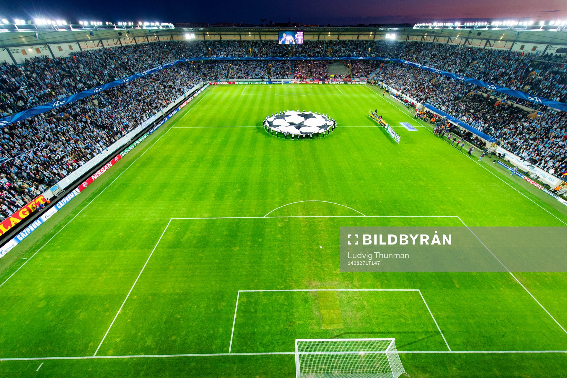 Översiksbild över Swedbank Stadion när lagen ställer upp