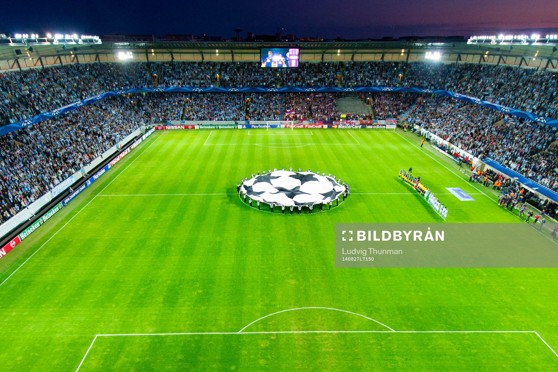 Översiksbild över Swedbank Stadion när lagen ställer upp