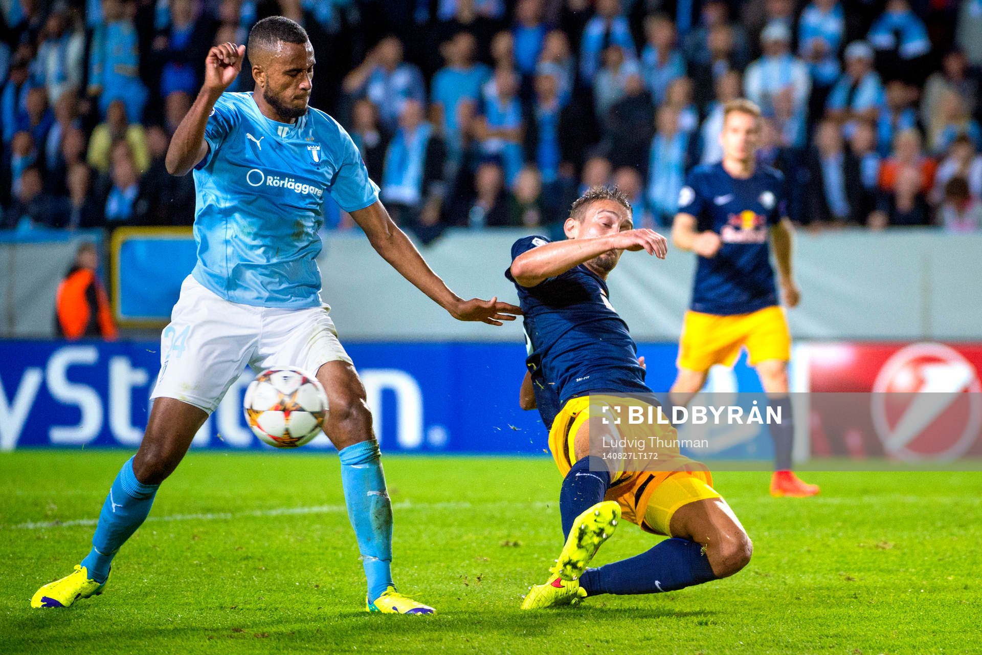 Malmö FFs Isaac Kiese Thelin i kamp om bollen med