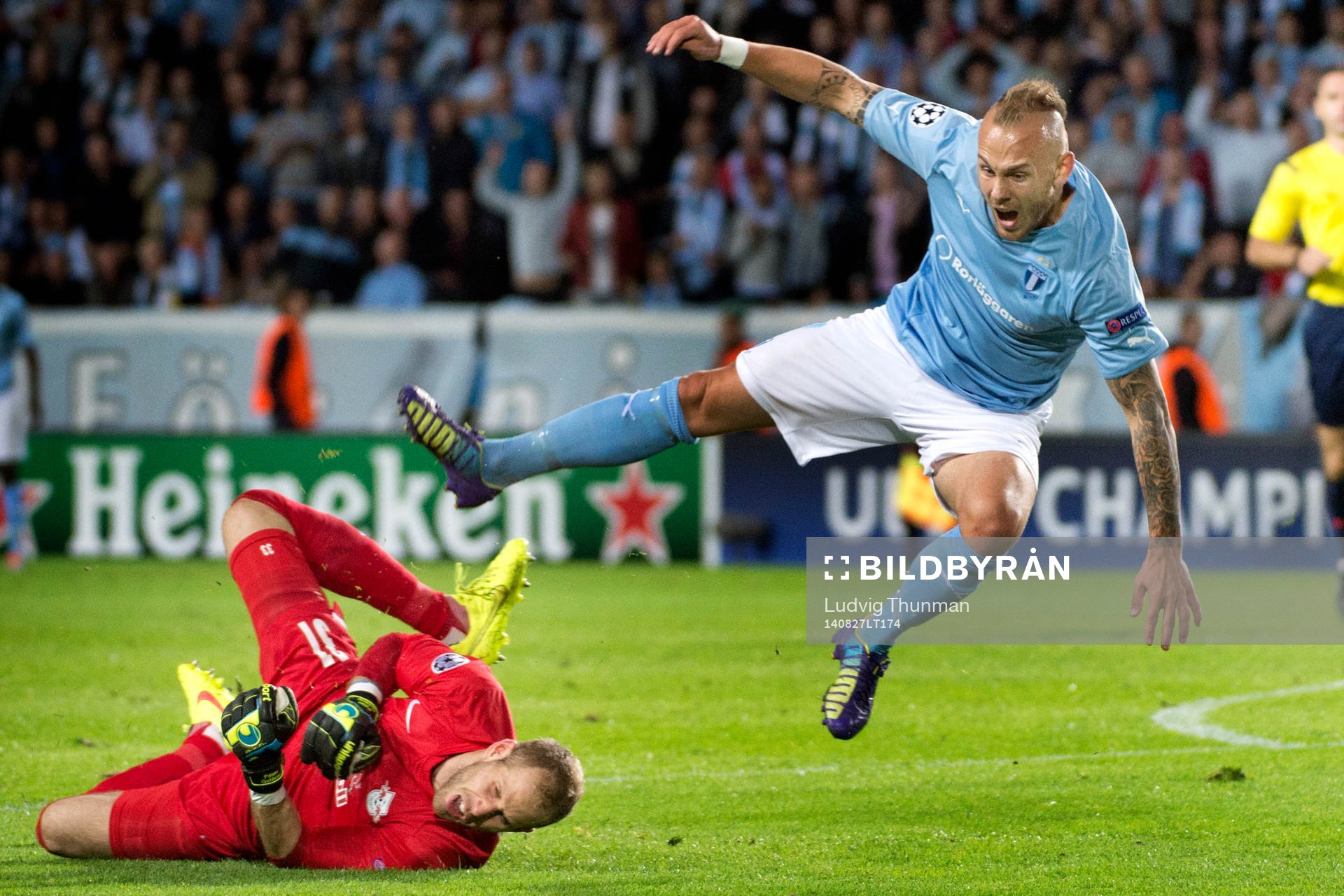 Malmö FFs Magnus Eriksson fälls av Salzburgs målvakt