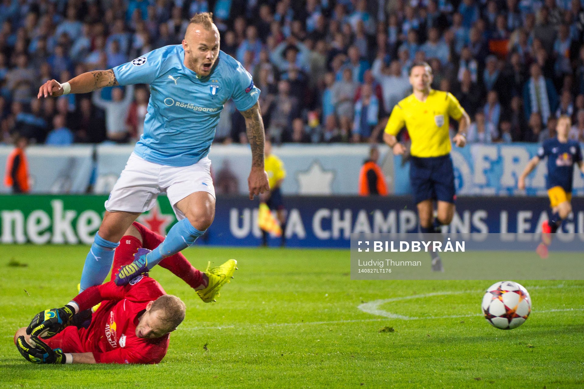 Malmö FFs Magnus Eriksson fälls av Salzburgs målvakt