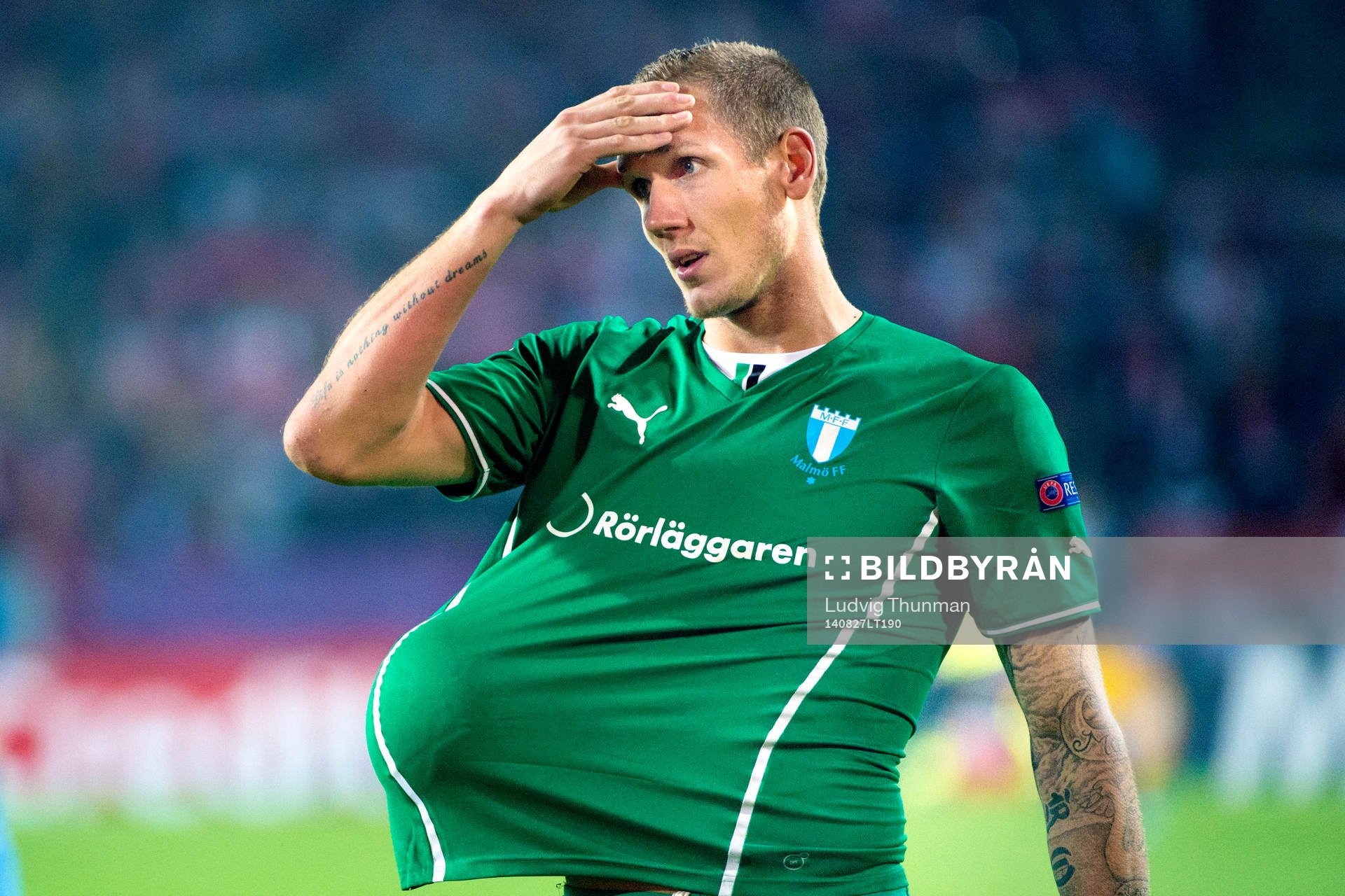 Malmö FFs målvakt Robin Olsen har svårt att förstå vad