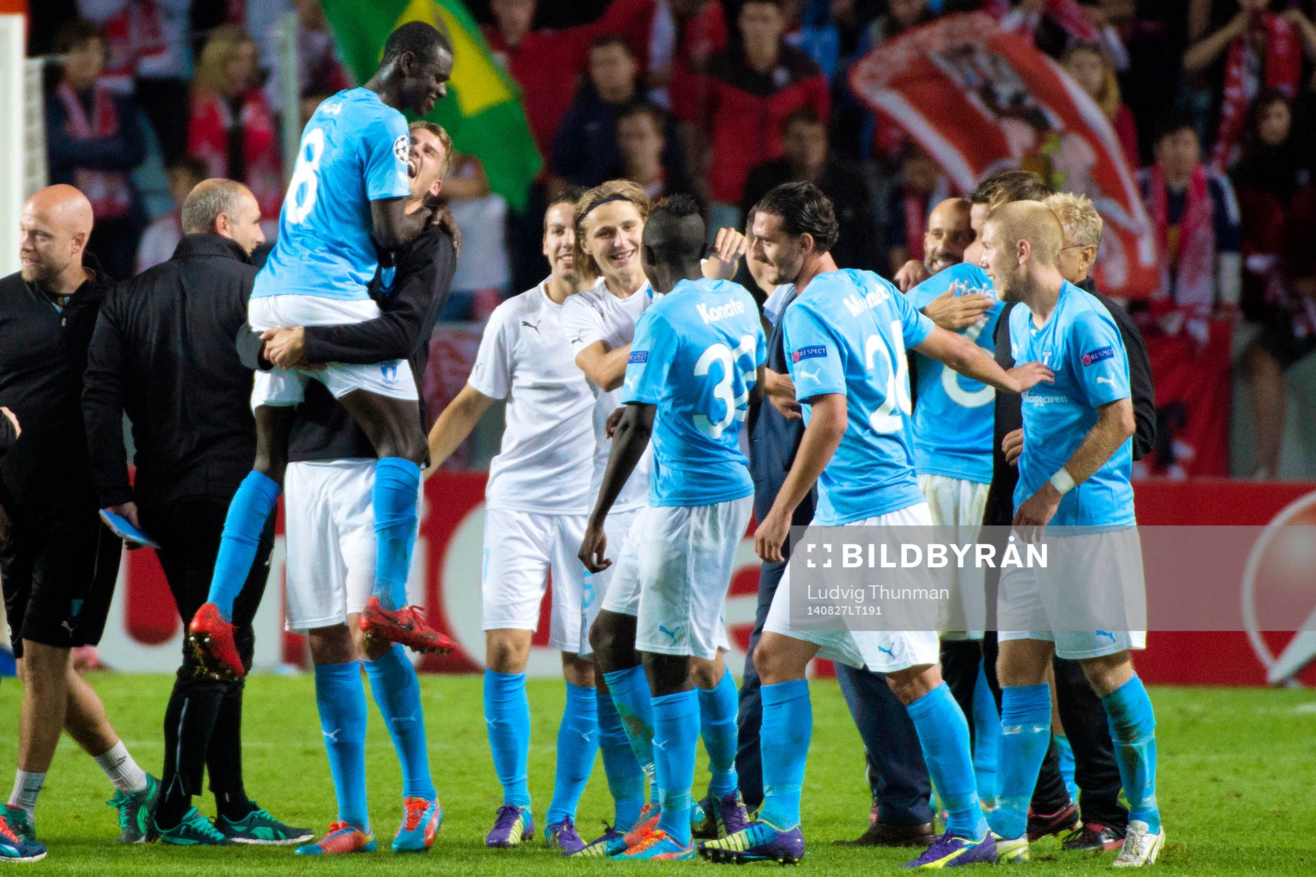 Malmö FFs Enock Kofi Adu hoppar upp i famnen på Johan