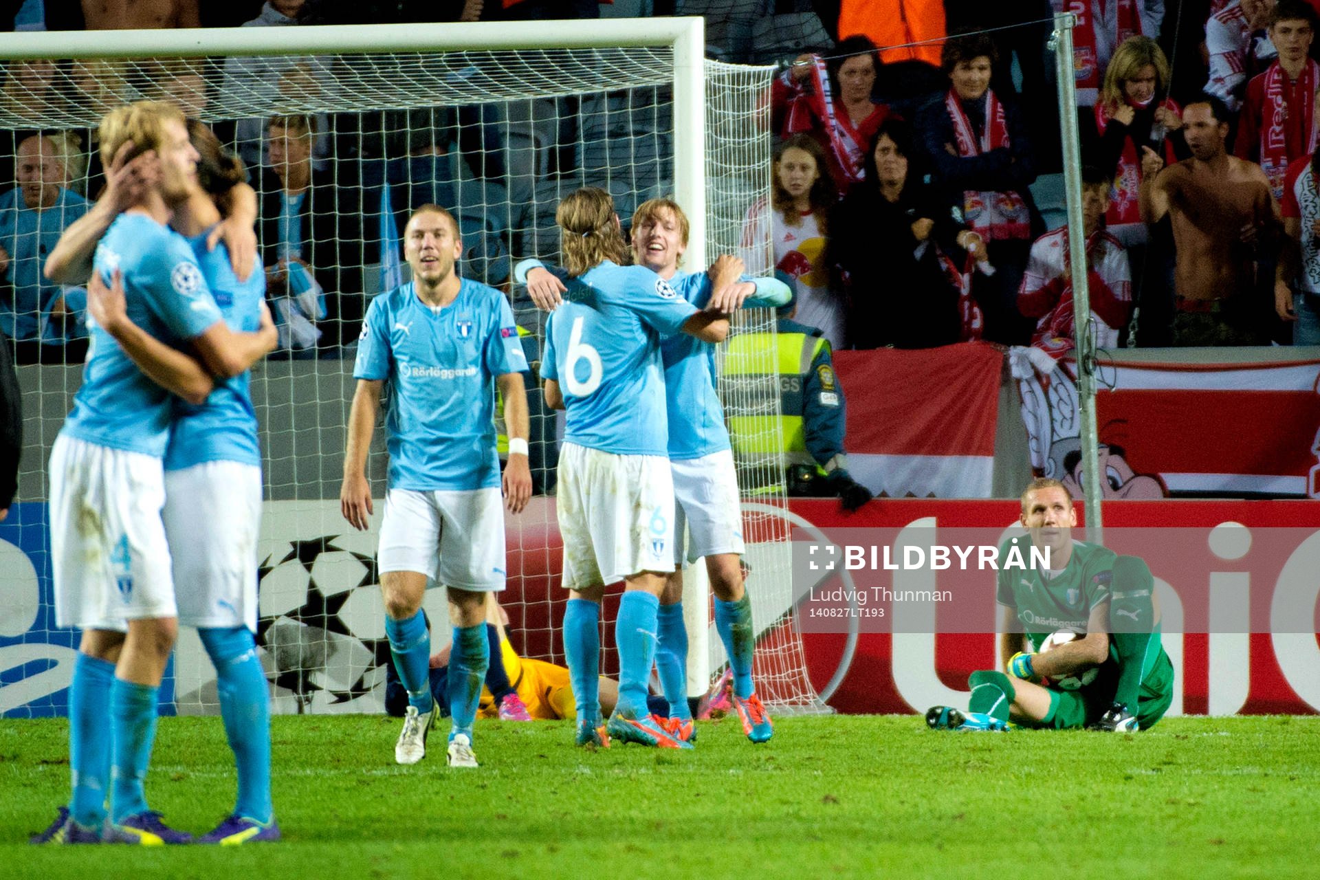 Malmö FFs Markus Halsti kramar om Emil Forsberg (mitten)