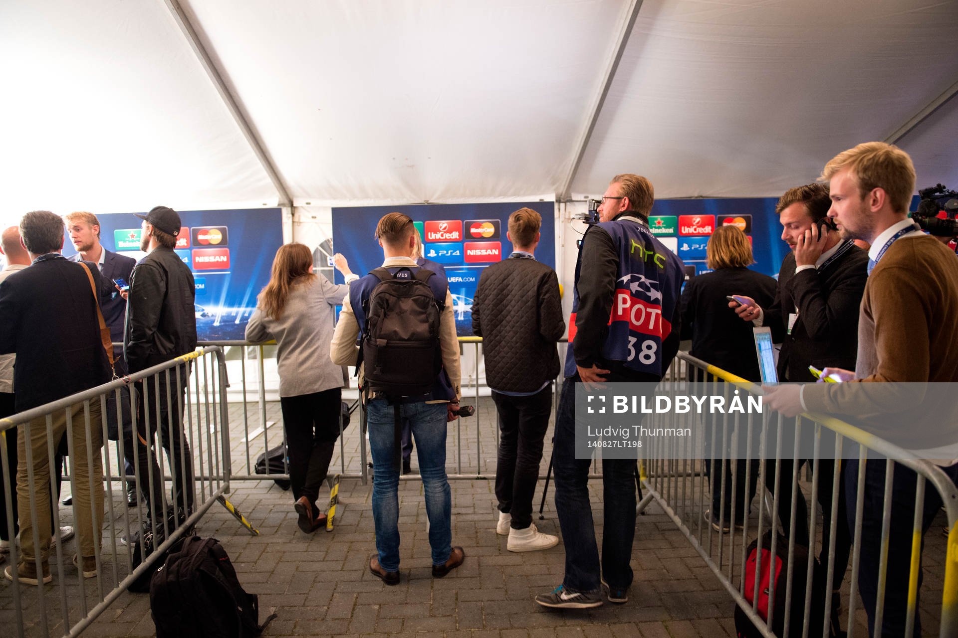 Reportrar väntar på att få intervjuer med spelarna efter i kvalmatchen i Champions League mellan Malmö FF och Red Bull Salzburg den 27 augusti 2014 i Malmö.