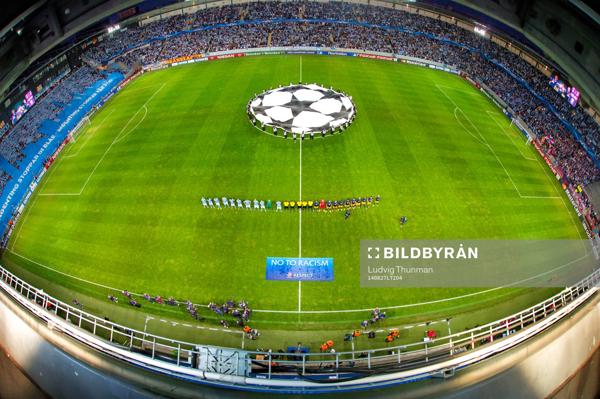 Översiksbild över Swedbank Stadion när lagen ställer upp