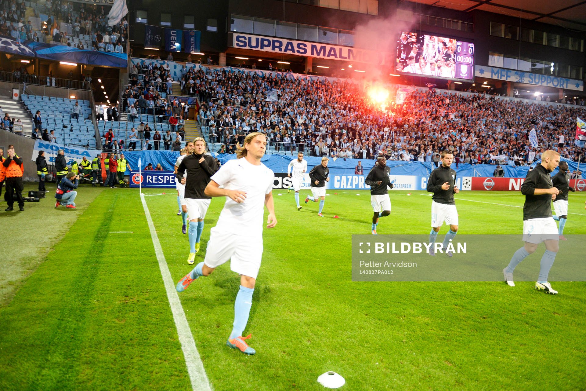 Malmö FFs spelare värmer upp och klacken eldar bengaler