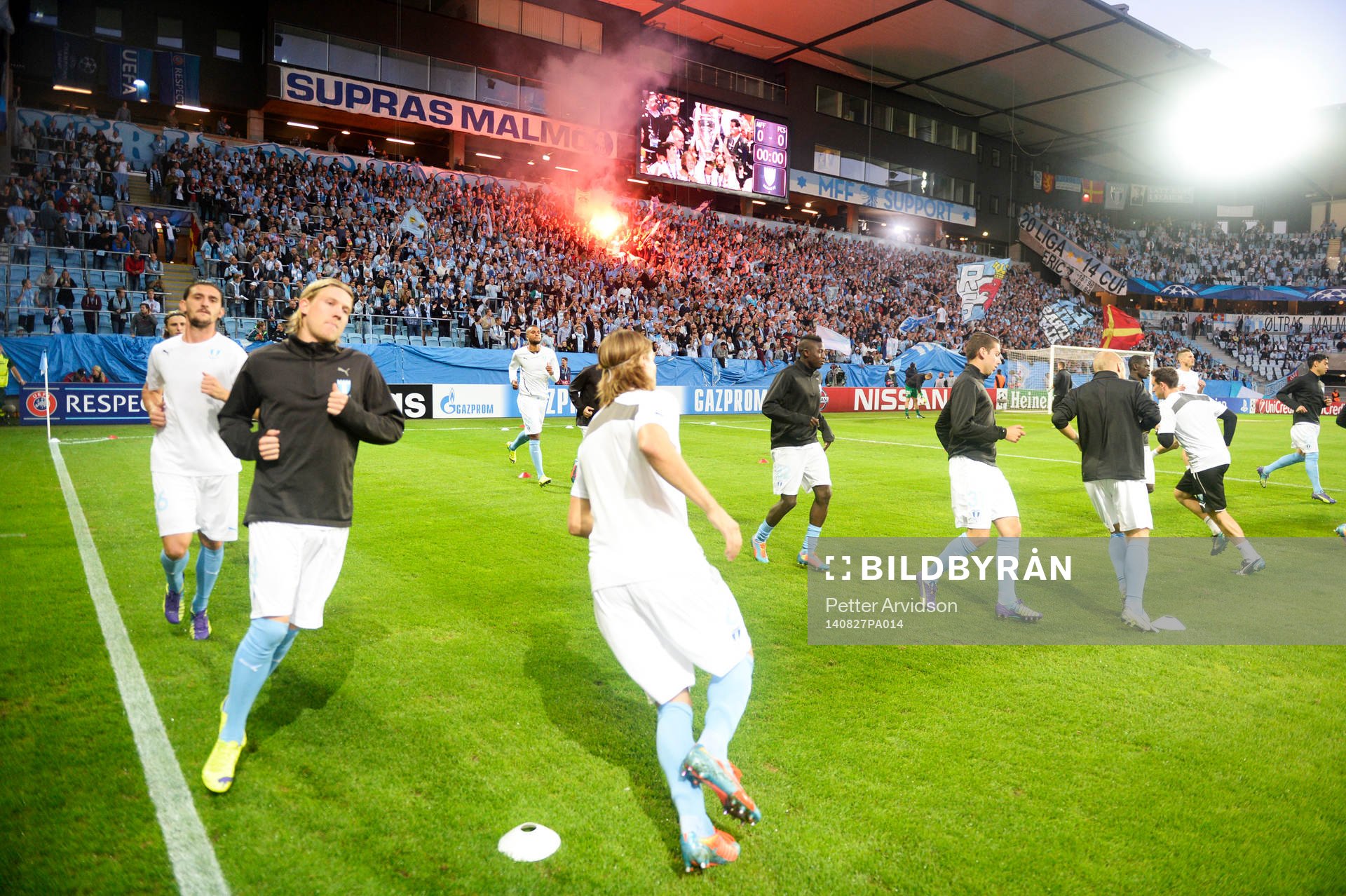 Malmö FFs spelare värmer upp och klacken eldar bengaler