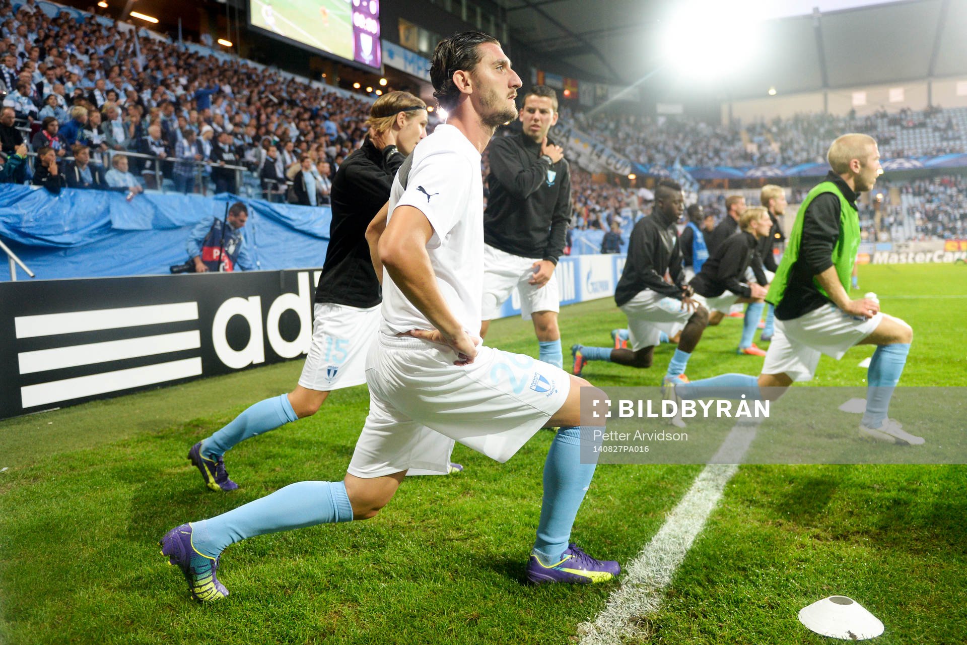 Malmö FFs Agon Mehmeti värmer upp
