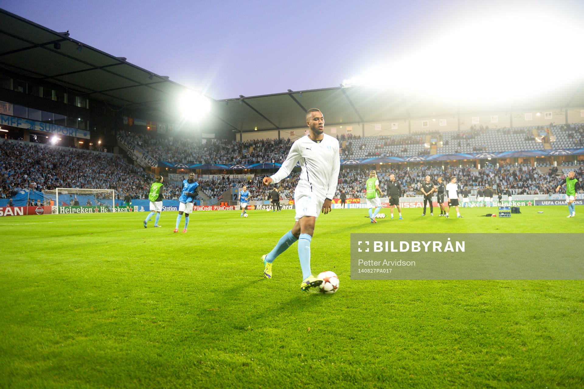 Malmö FFs Isaac Kiese Thelin värmer upp