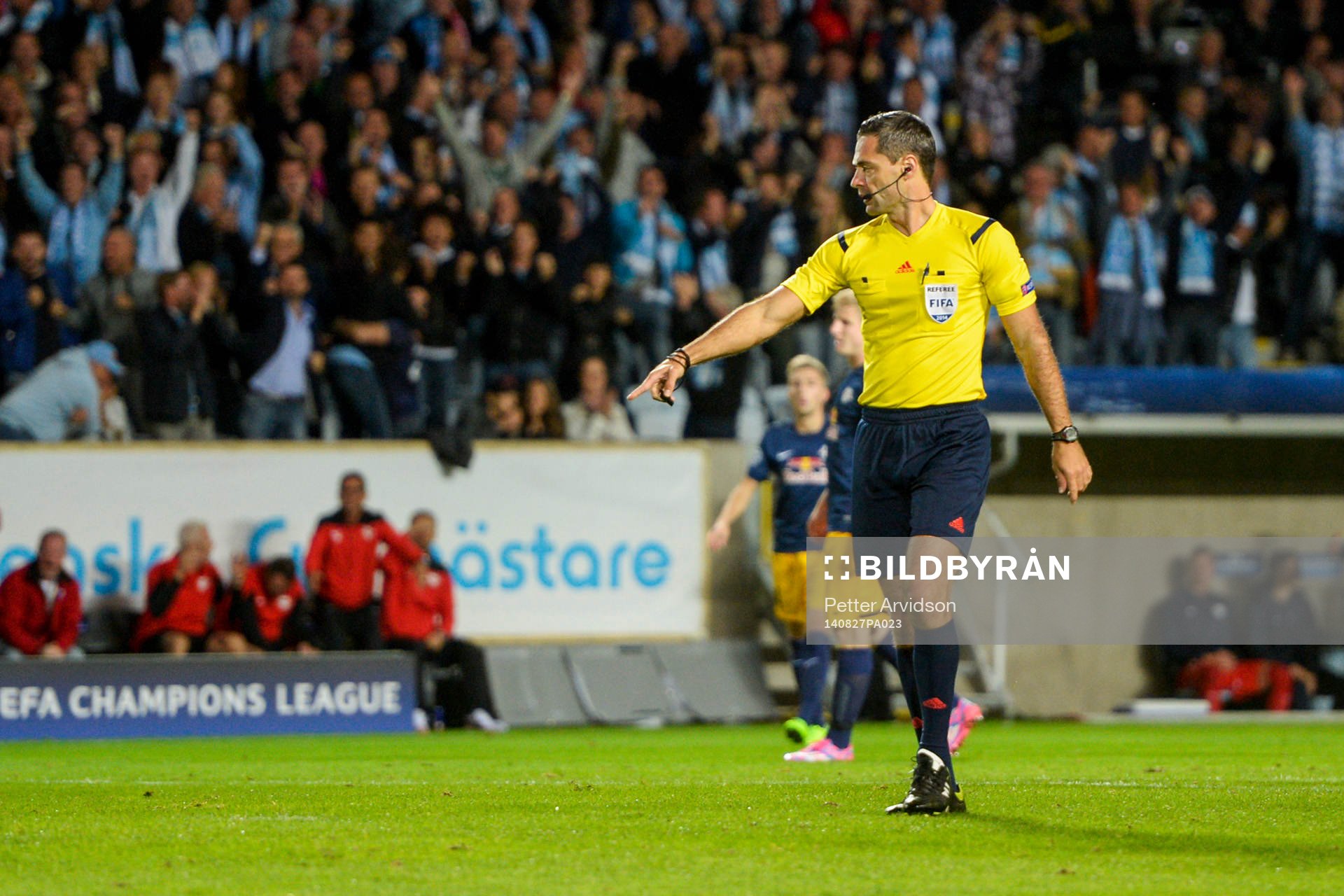 domaren pekar på straffpunkten under kvalmatchen i Champions League mellan Malmö FF och Red Bull Salzburg den 27 augusti 2014 i Malmö.