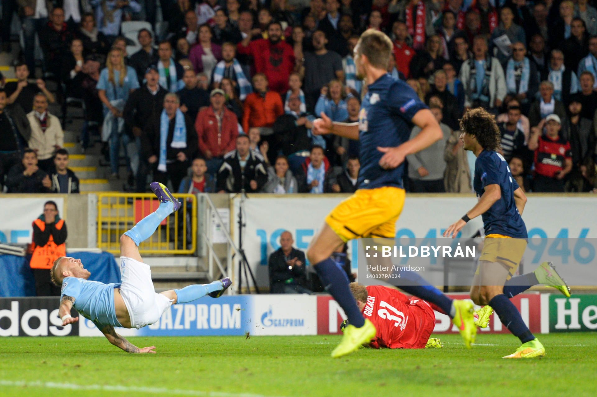 Malmö FFs Magnus Eriksson kapas av Salzburgs målvakt Péter Gulácsi under kvalmatchen i Champions League mellan Malmö FF och Red Bull Salzburg den 27 augusti 2014 i Malmö.