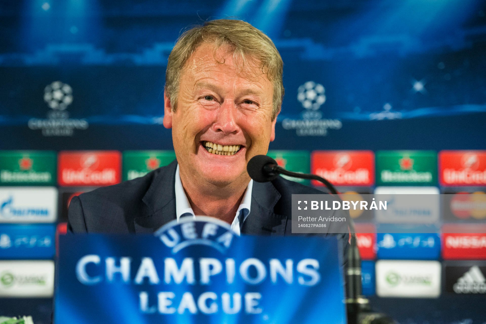 Malmö FFs tränare Åge Hareide skrattar