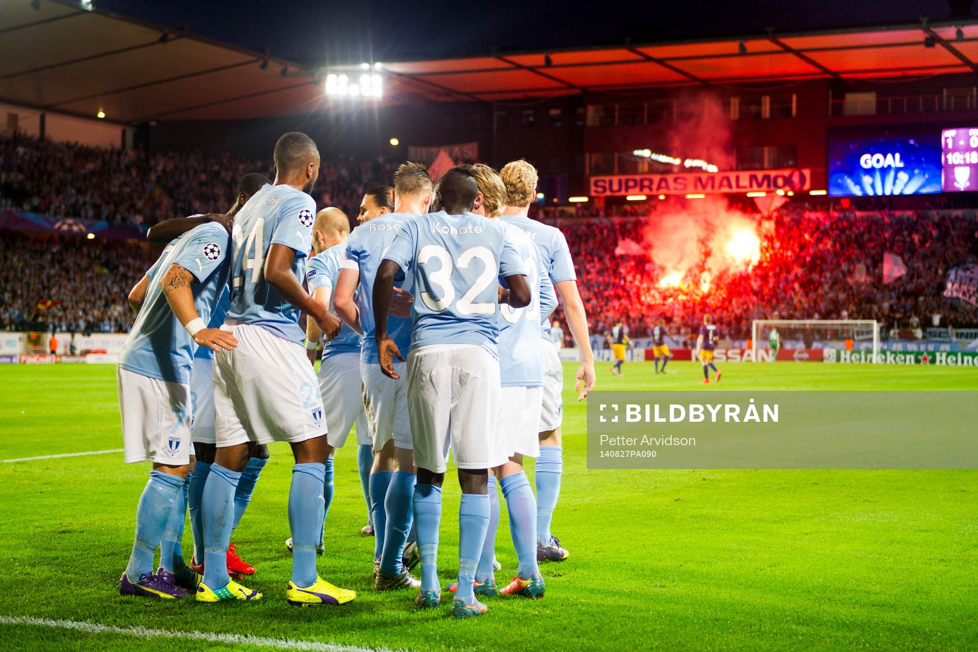 Malmö FFs supportrar tänder bengaler när Malmö FFs