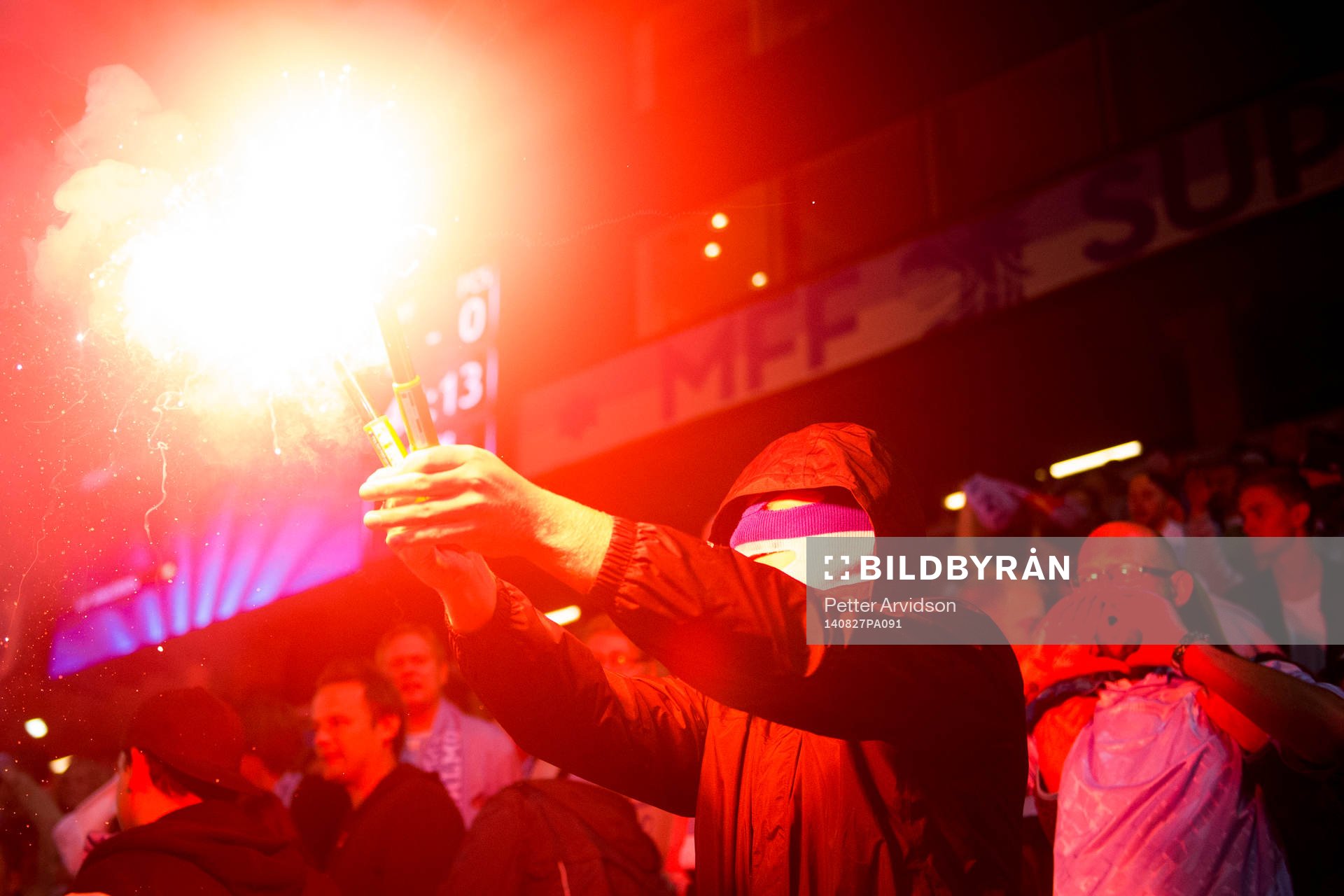 Malmö FFs supportrar med bengaler
