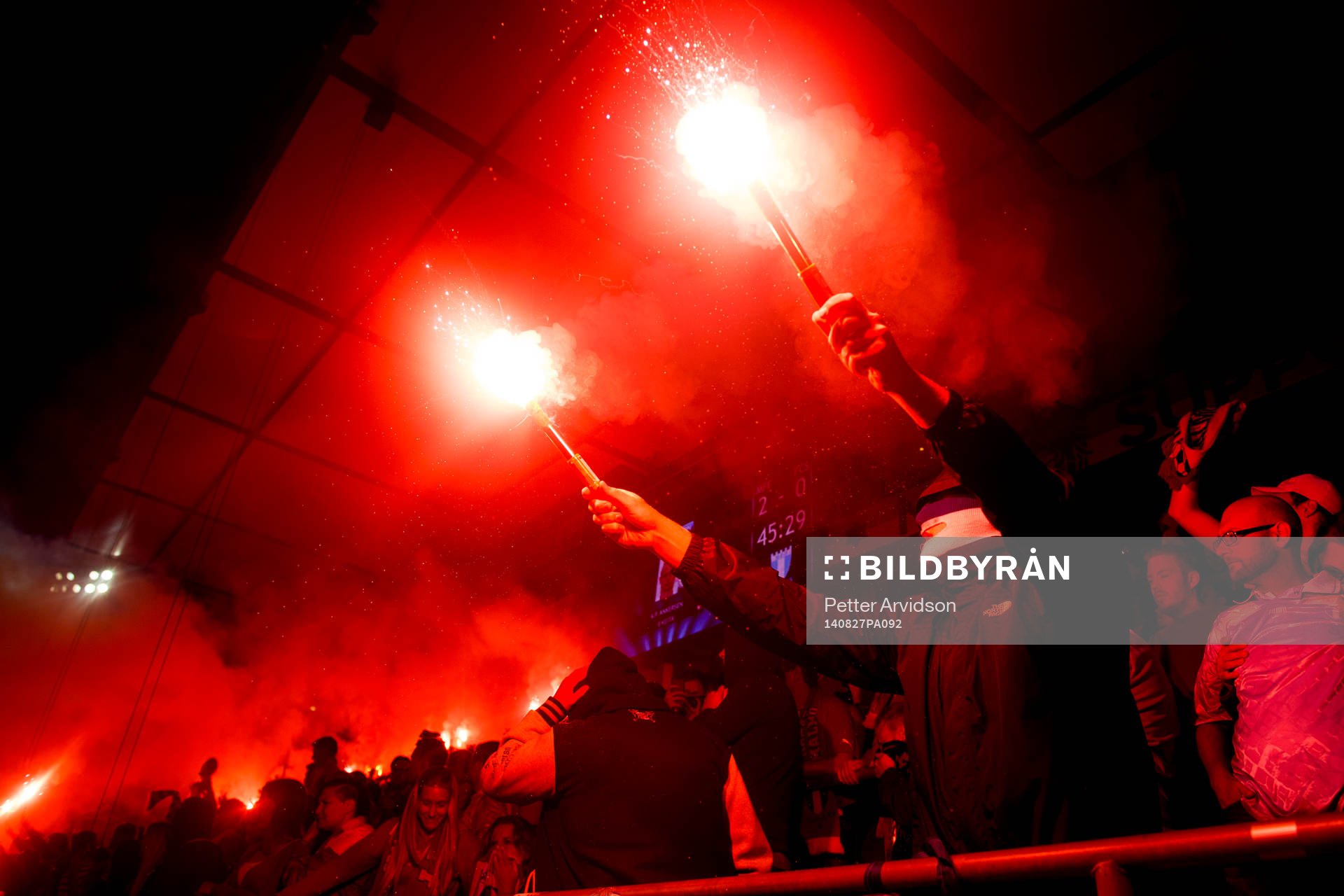 Malmö FFs supportrar med bengaler