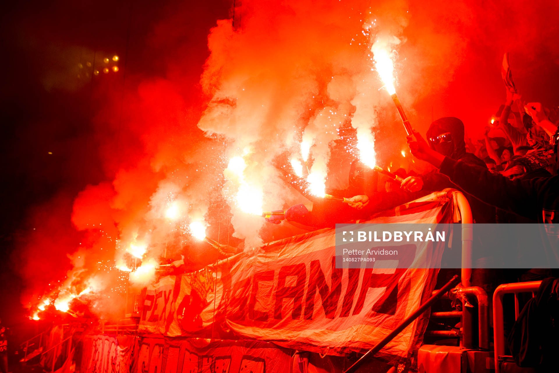 Malmö FFs supportrar med bengaler