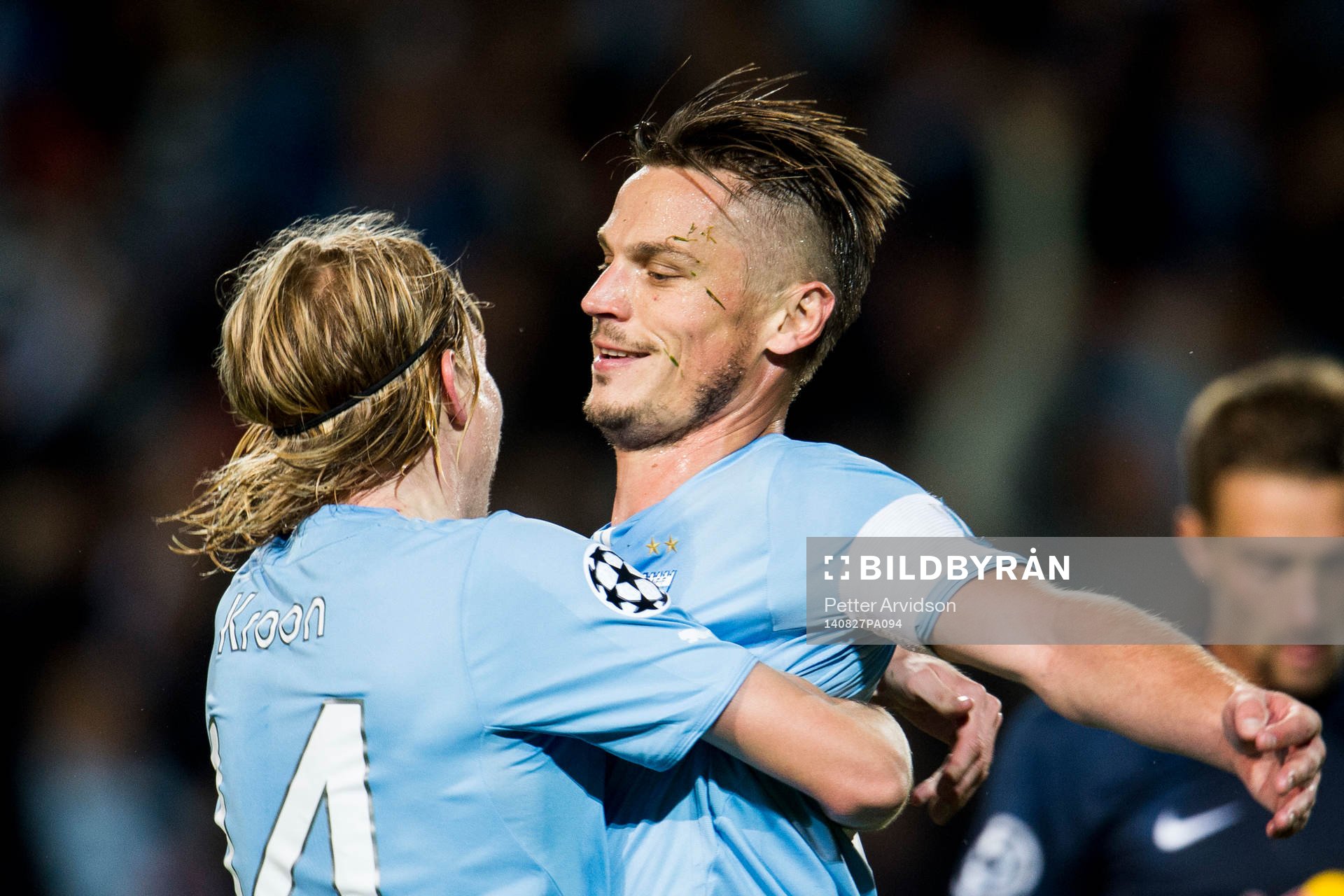 Malmö FFs Markus Rosenberg kramas om av Simon Kroon