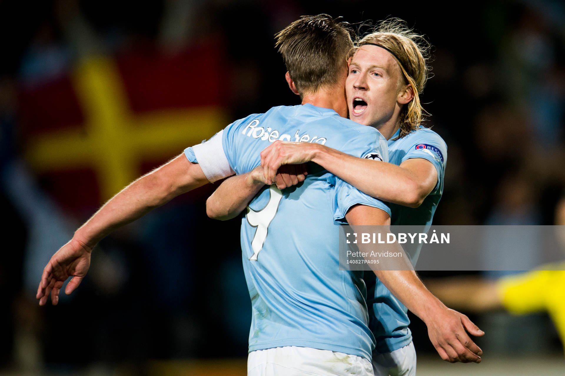 Malmö FFs Markus Rosenberg kramas om av Simon Kroon
