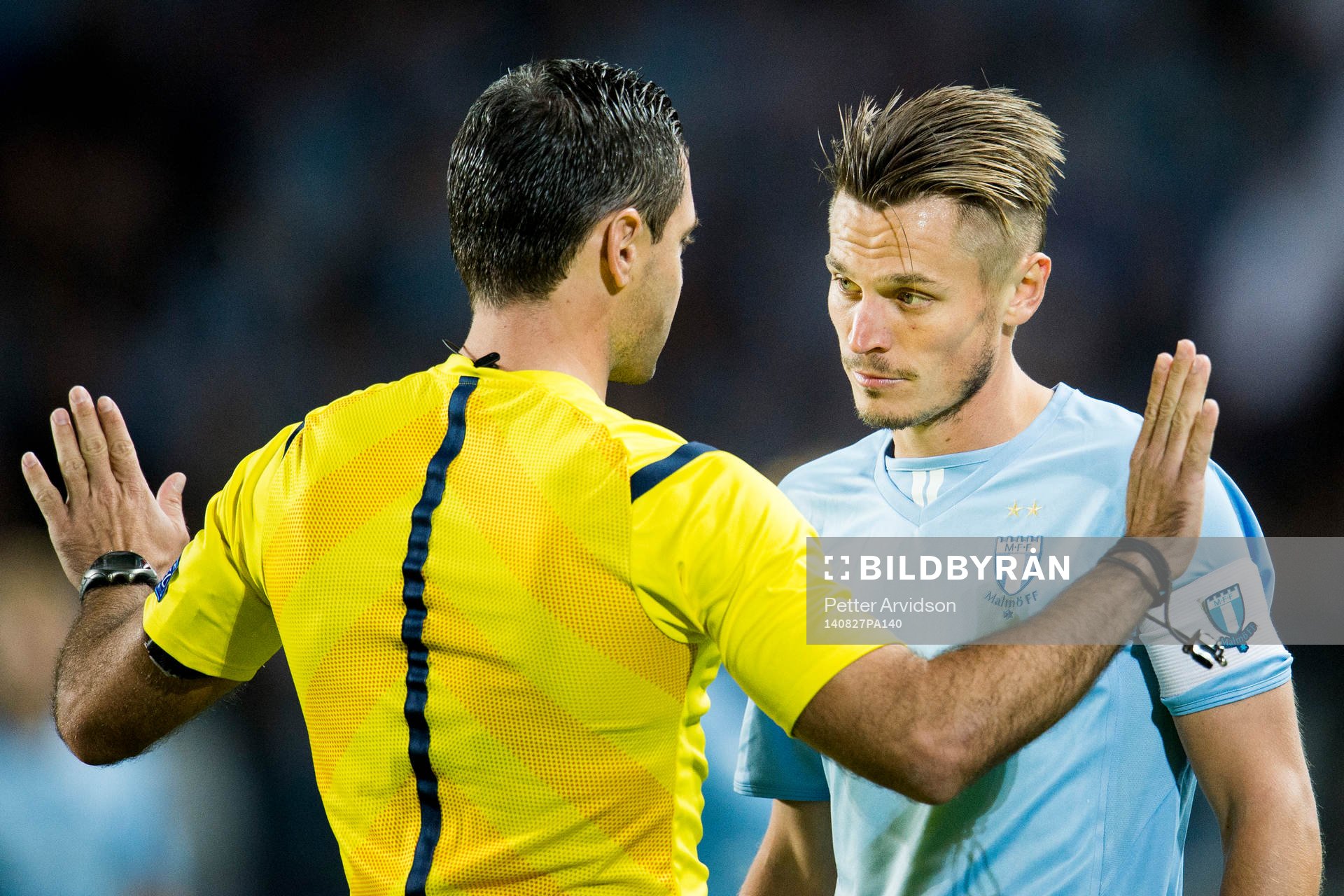 Domare Damir Skomina pratar med Malmö FFs Markus Rosenberg