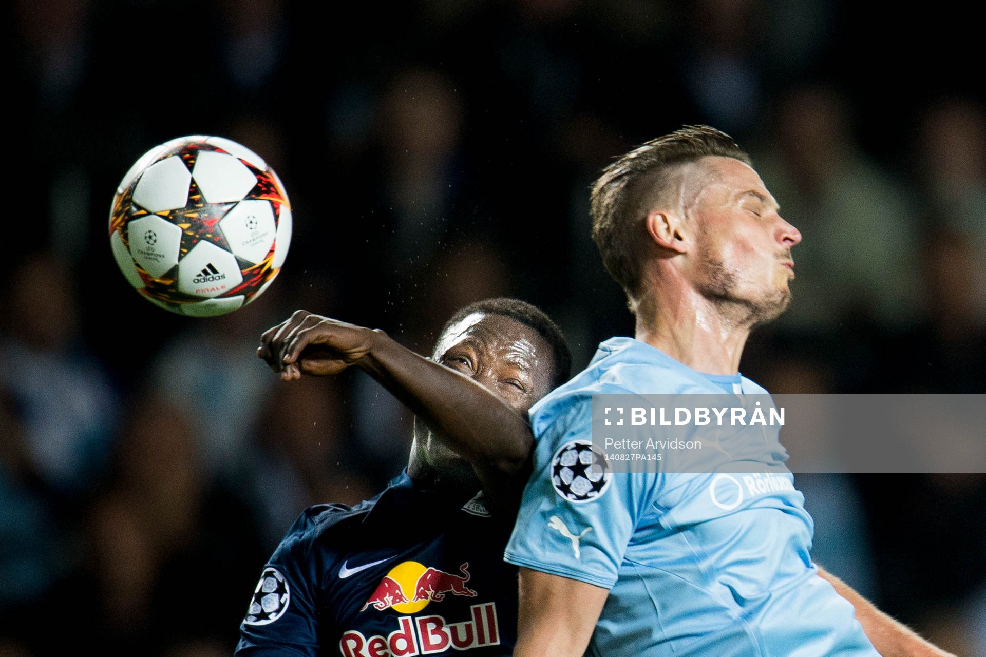 Malmö FFs Markus Rosenberg i nickduell med Salzburgs Naby
