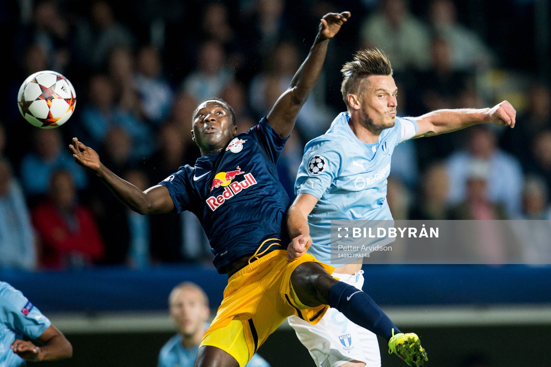 Malmö FFs Markus Rosenberg i nickduell med Salzburgs Naby