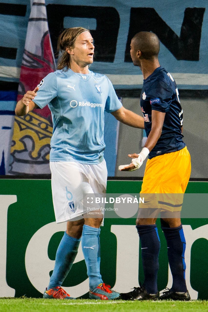 Irriterat mellan Malmö FFs Markus Halsti och Salzburgs Alan under kvalmatchen i Champions League mellan Malmö FF och Red Bull Salzburg den 27 augusti 2014 i Malmö.