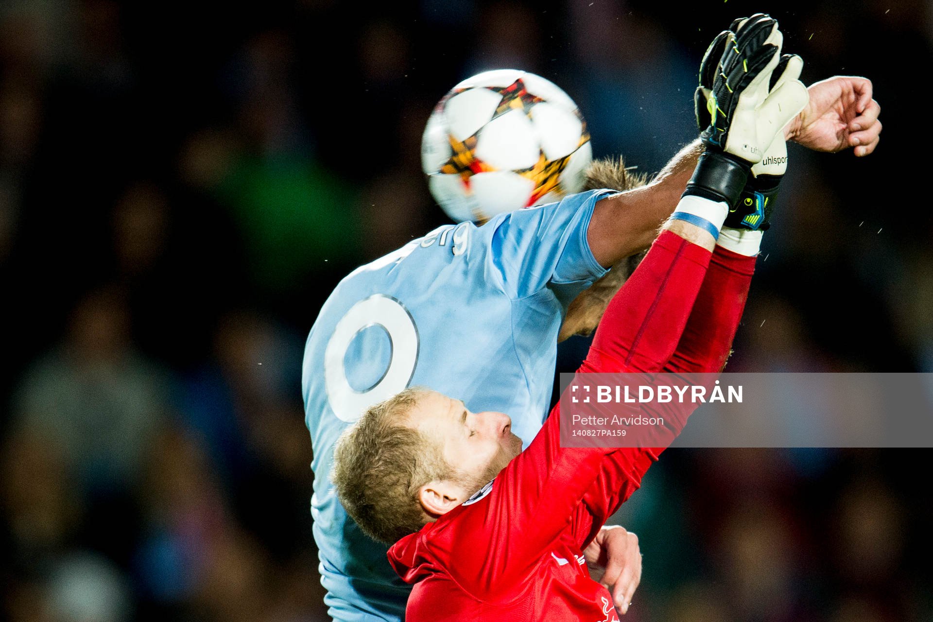 Malmö FFs Markus Rosenberg i en luftduell med Salzburgs