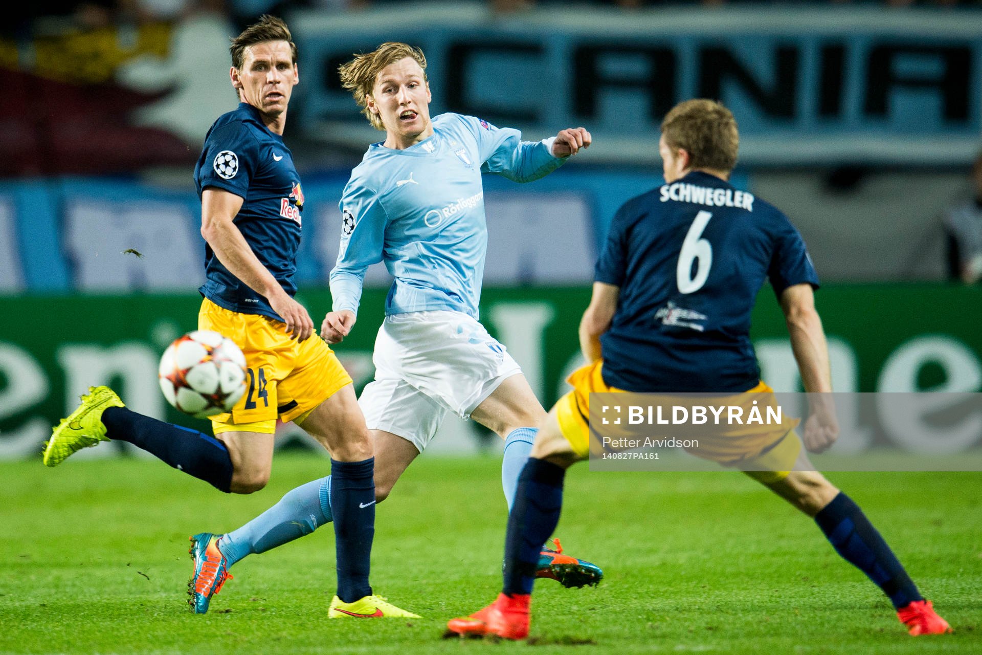 Malmö FFs Emil Forsberg spelar bollen mellan Salzburgs