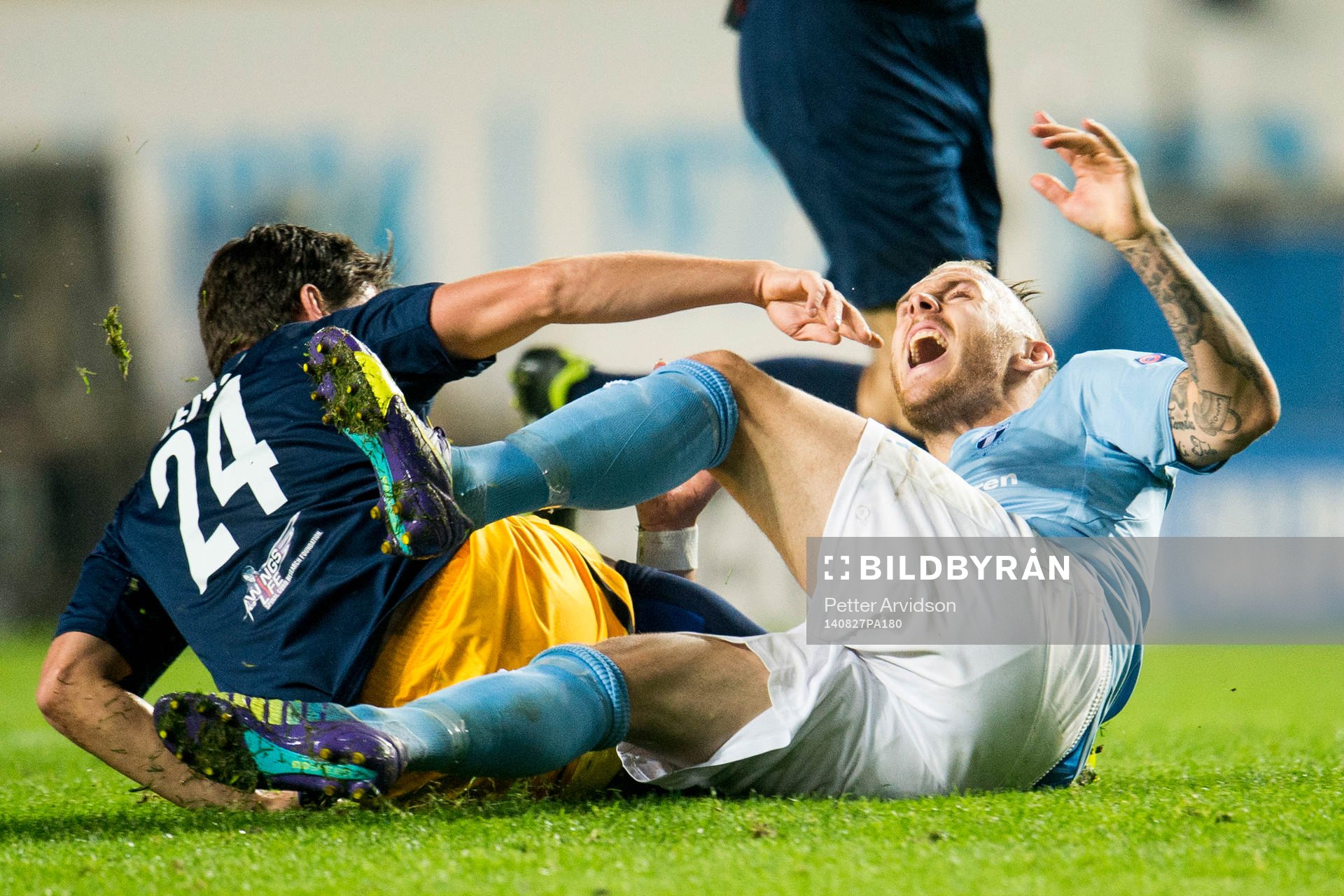 Salzburgs Christoph Leitgeb tacklar Malmö FFs Magnus